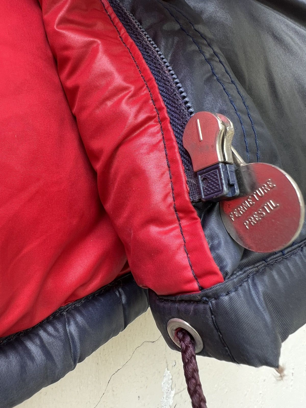 Moncler × Vintage Vintage Moncler Grenoble Sun Faded Black Down Puffer Jacket Size US L / EU 52-54 / 3 - 21 Thumbnail