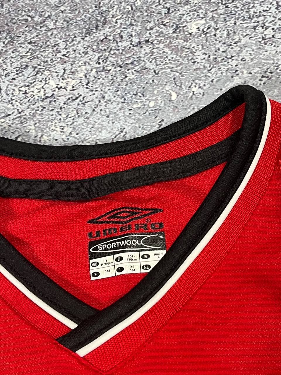 Umbro 2002 VINTAGE MANCHESTER UNITED FOOTBALL SHIRT JERSEY UMBRO Size US S / EU 44-46 / 1 - 10 Thumbnail