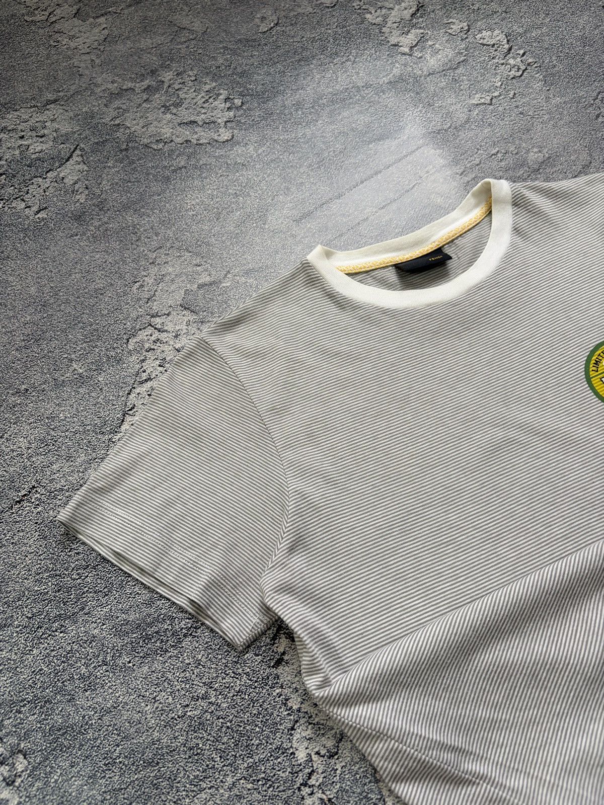 Fendi Fendi Kids Striped Logo Patch T-Shirt Gray White Size 12+ Size XS / US 0-2 / IT 36-38 - 9 Thumbnail