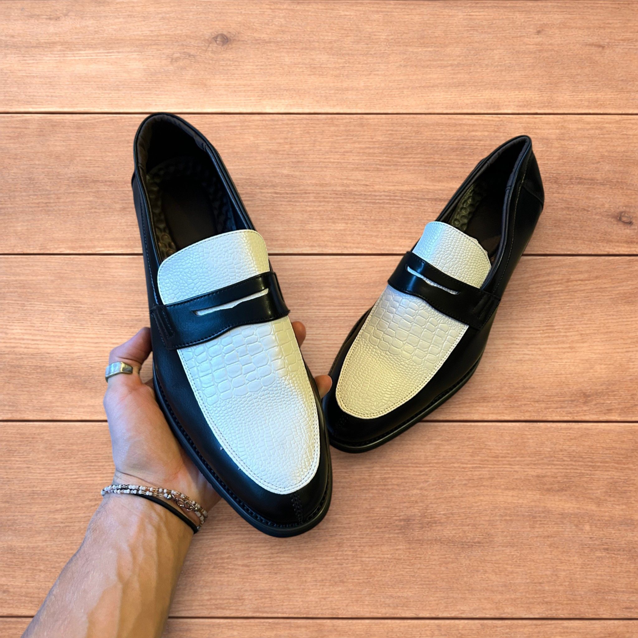 Japanese Brand Classic style loafers shoes in black and white design. Size US 11 / EU 44 - 2 Thumbnail