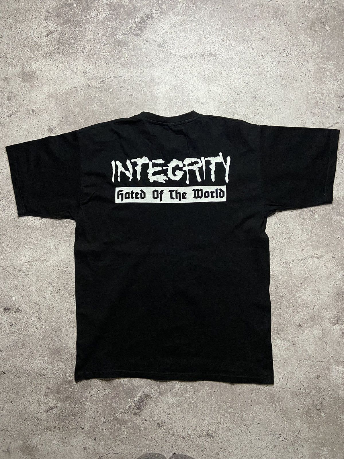 Band Tees × Vintage RARE Integrity Hated Of The World Serial Killer T Shirt Size US XL / EU 56 / 4 - 2 Thumbnail