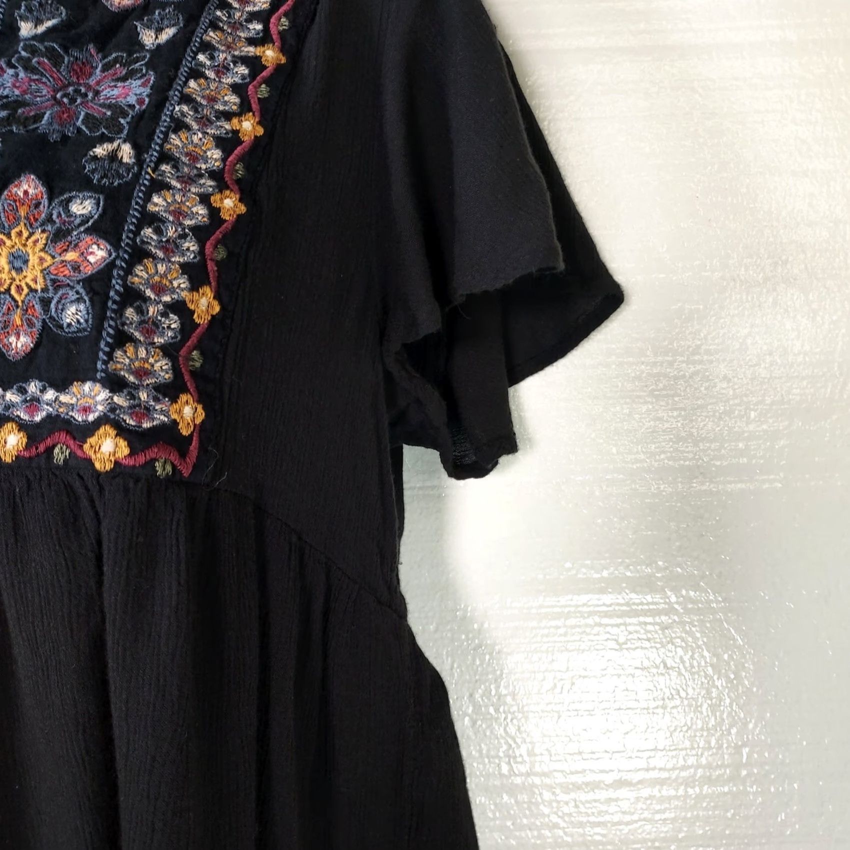 American Eagle Outfitters American Eagle Outfitters Blouse Womens Size S Floral Embroidered Short Sleeve Boho Shirt Size S / US 4 / IT 40 - 4 Thumbnail