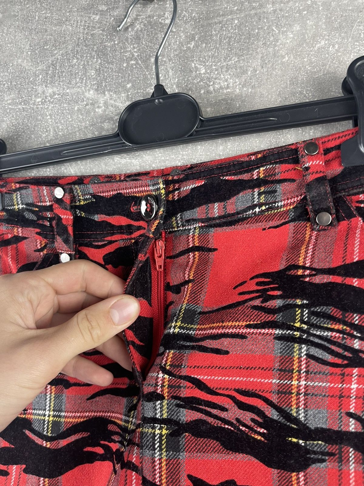 Versace × Versus Versace Versus Versace Archive Runway Red /Black Tartan Camo Skirt Size 27" / US 4 / IT 40 - 7 Thumbnail