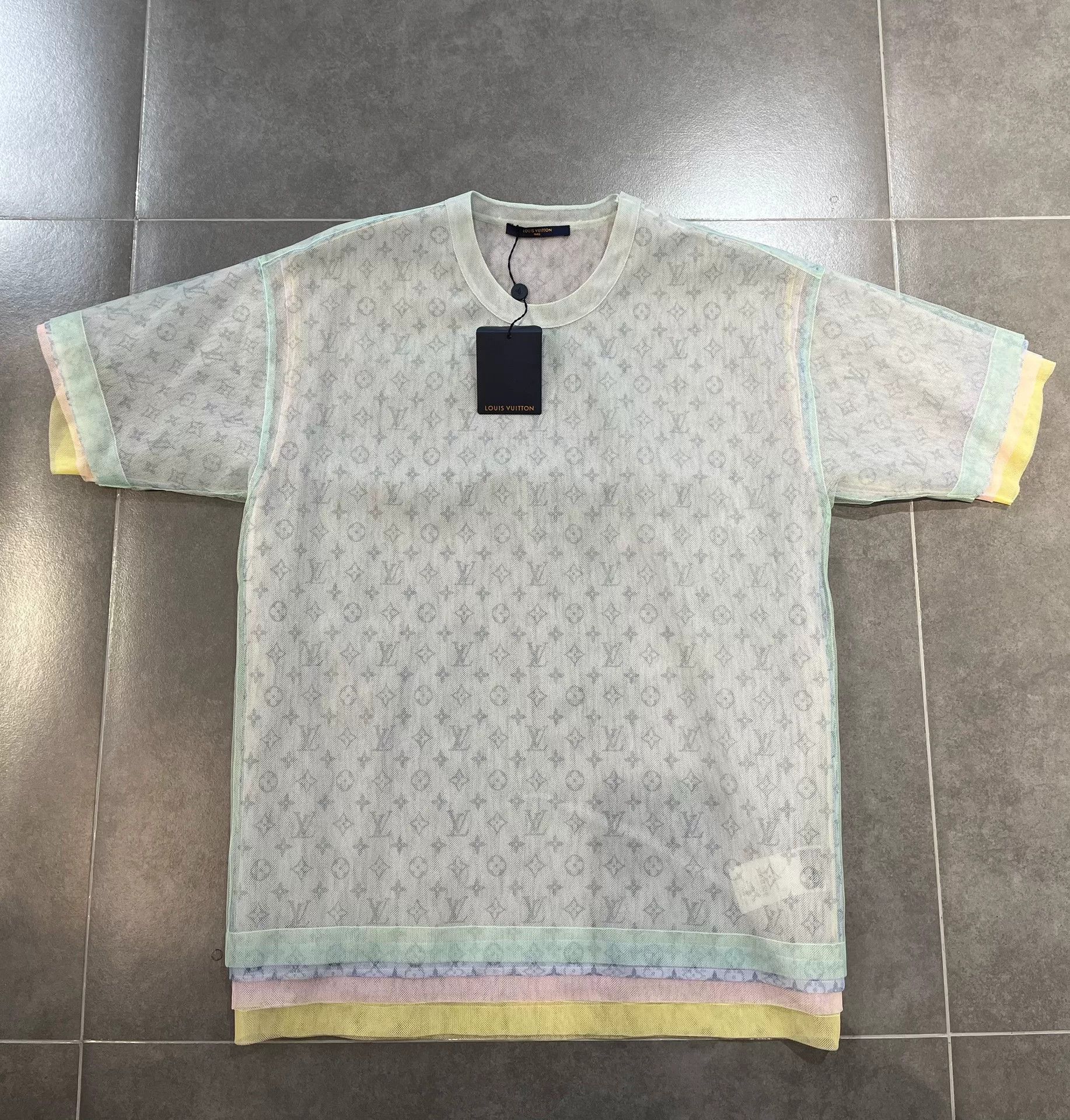 Louis Vuitton Louis Vuitton Multi T-Shirt m Men Size US M / EU 48-50 / 2 - 1 Thumbnail