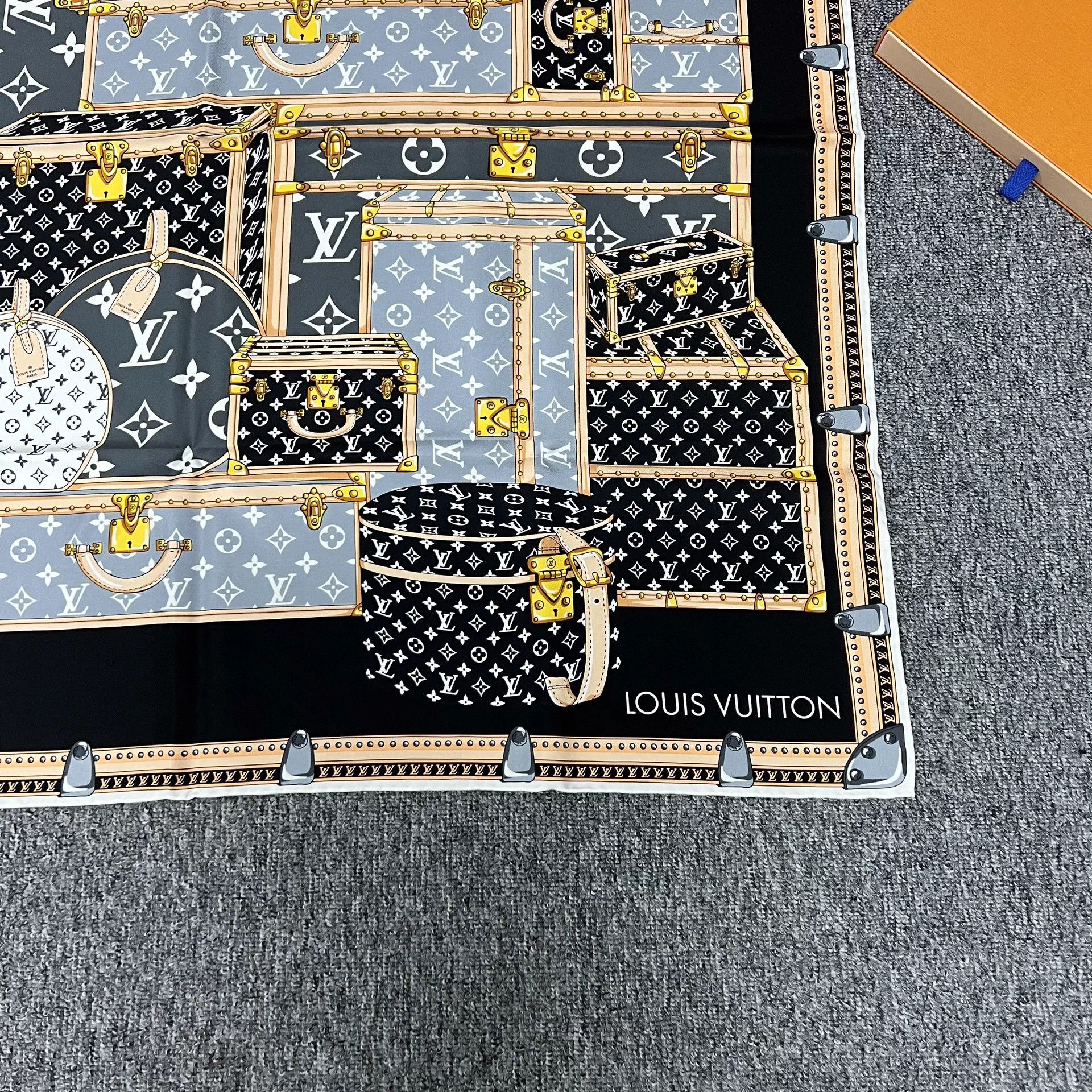 Louis Vuitton LV Xmas Monogram Trunk Silk Scarf 90x90cm Unused Size ONE SIZE - 6 Thumbnail