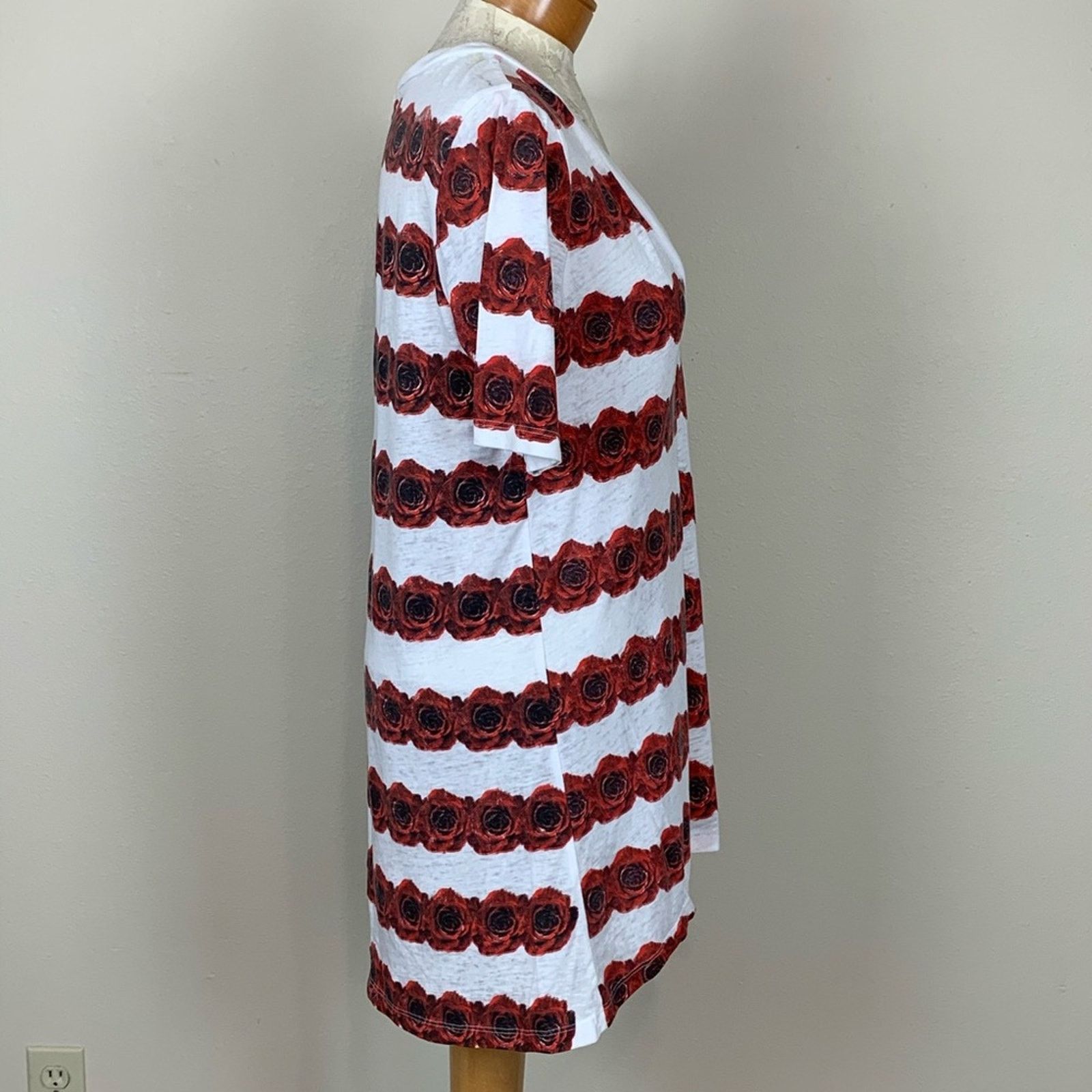 Chaser Brand Chaser V Neck Rose Print Tunic T Shirt White Red Small Size S / US 4 / IT 40 - 5 Thumbnail