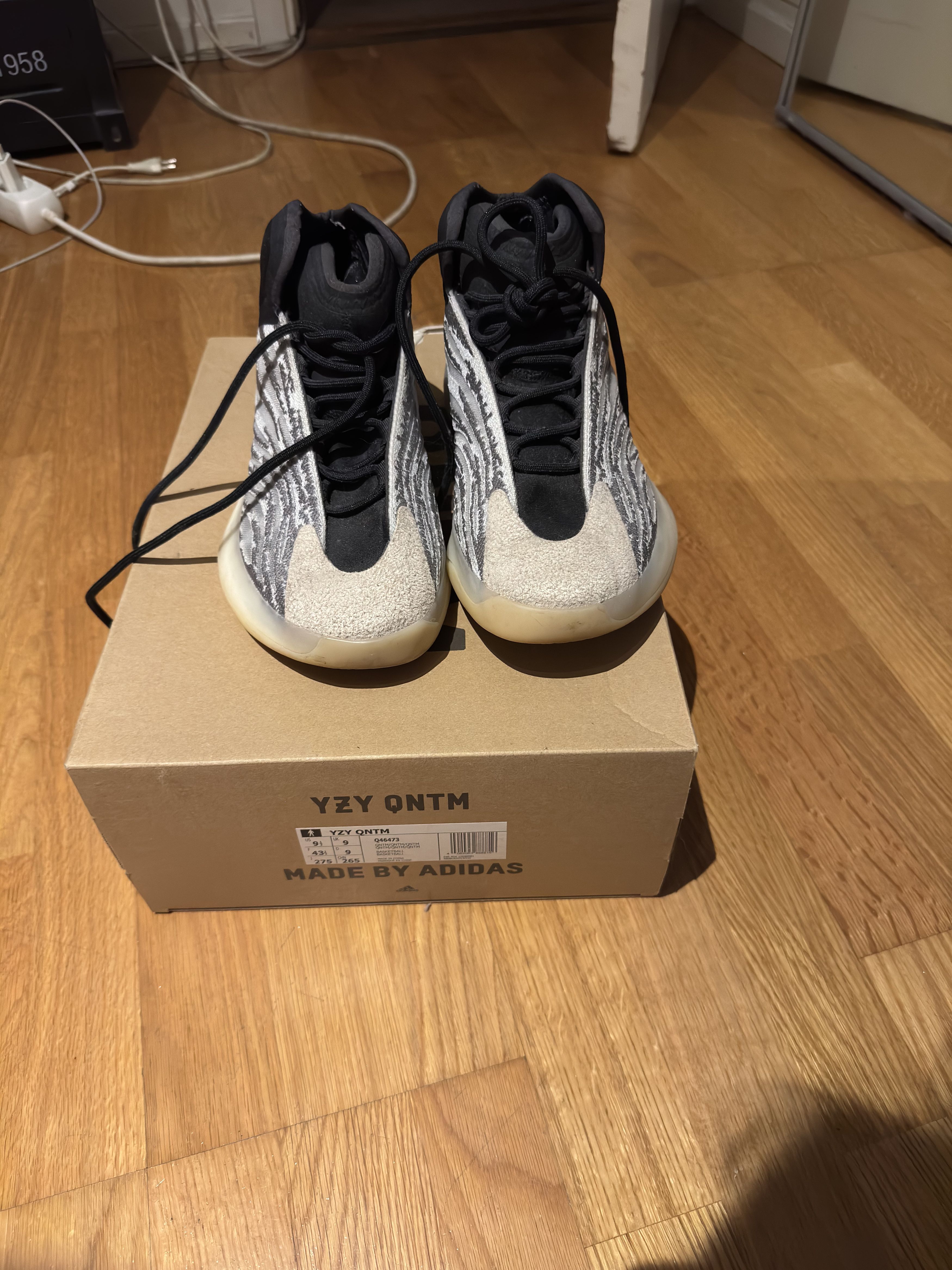 Yeezy Yeezy Qntm Lifestyle Size US 9.5 / EU 42-43 - 1 Thumbnail