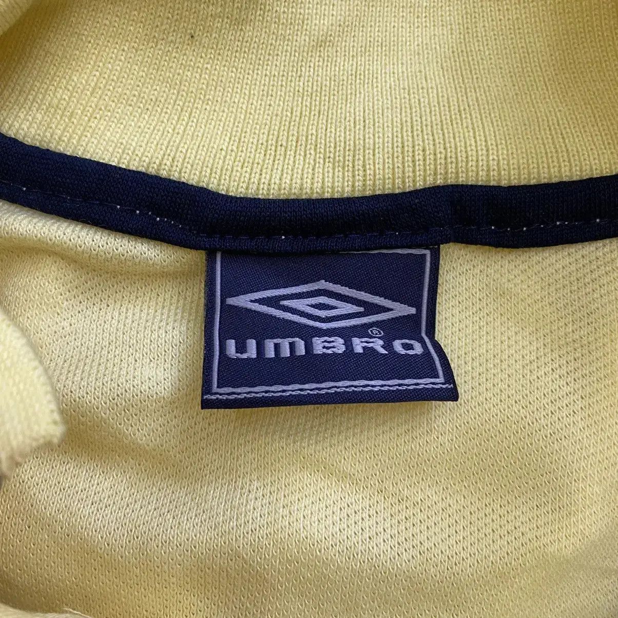 Umbro Vintage UMBRO OFFICIAL PRODUCT Embroidered Polo Tee Size US L / EU 52-54 / 3 - 7 Thumbnail