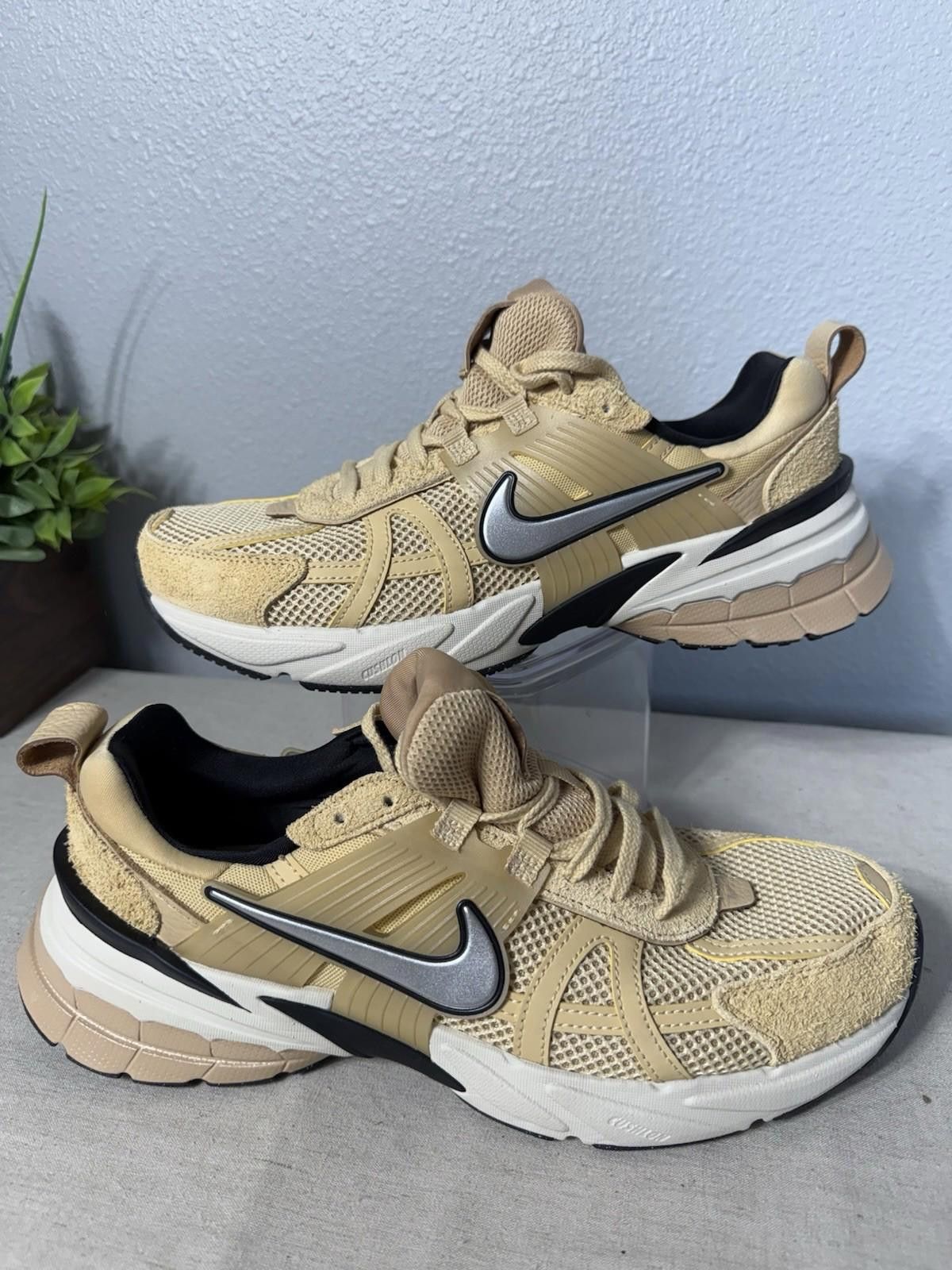 Nike Size Woman 12 , Men 10.5 - Nike V2K Run Sesame W Size US 12 / IT 42 - 2 Thumbnail