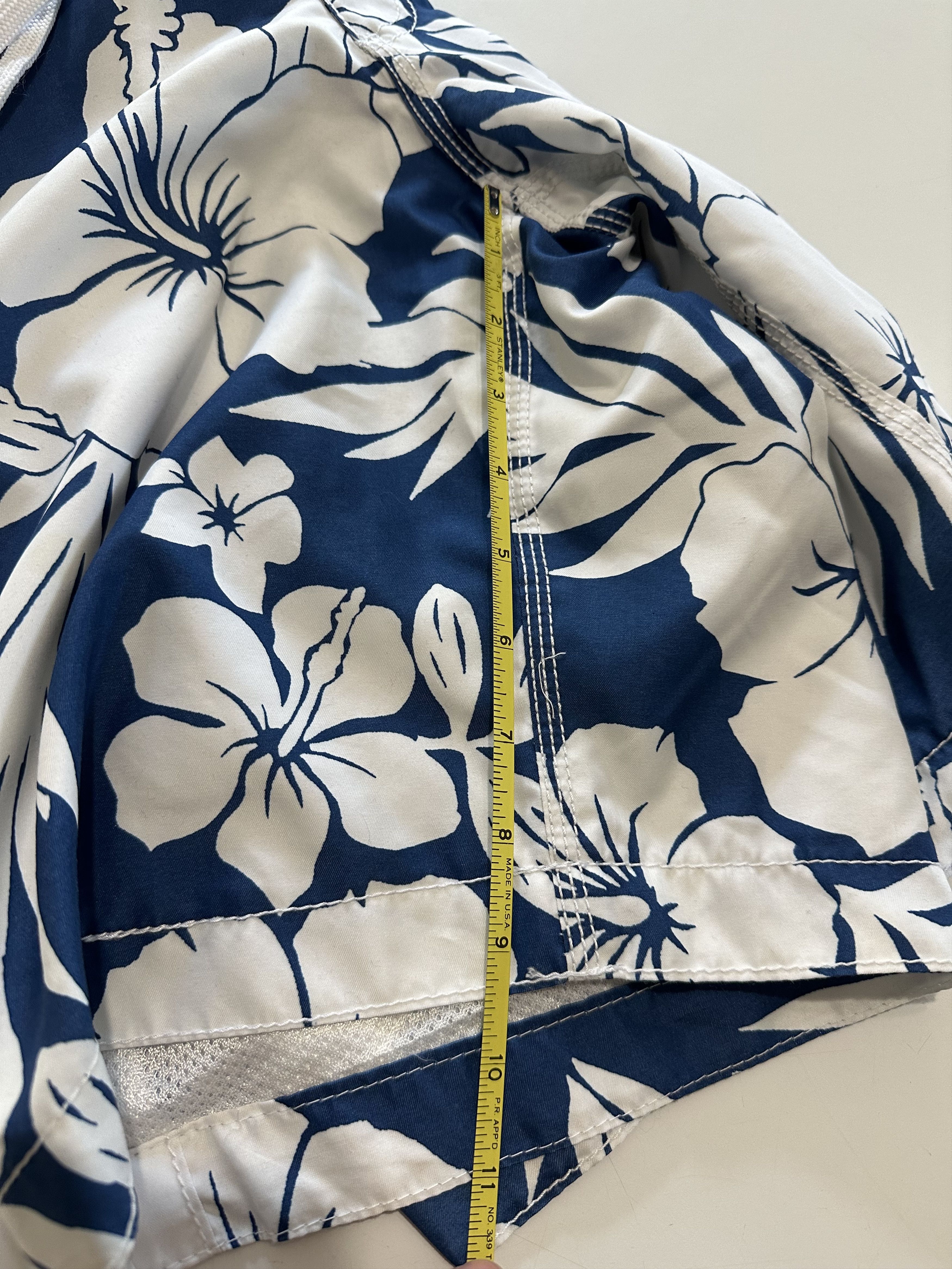 Old Navy Mens Old Navy Swim Trunks/Shorts Small Blue/White Floral Size US 32 / EU 48 - 5 Thumbnail