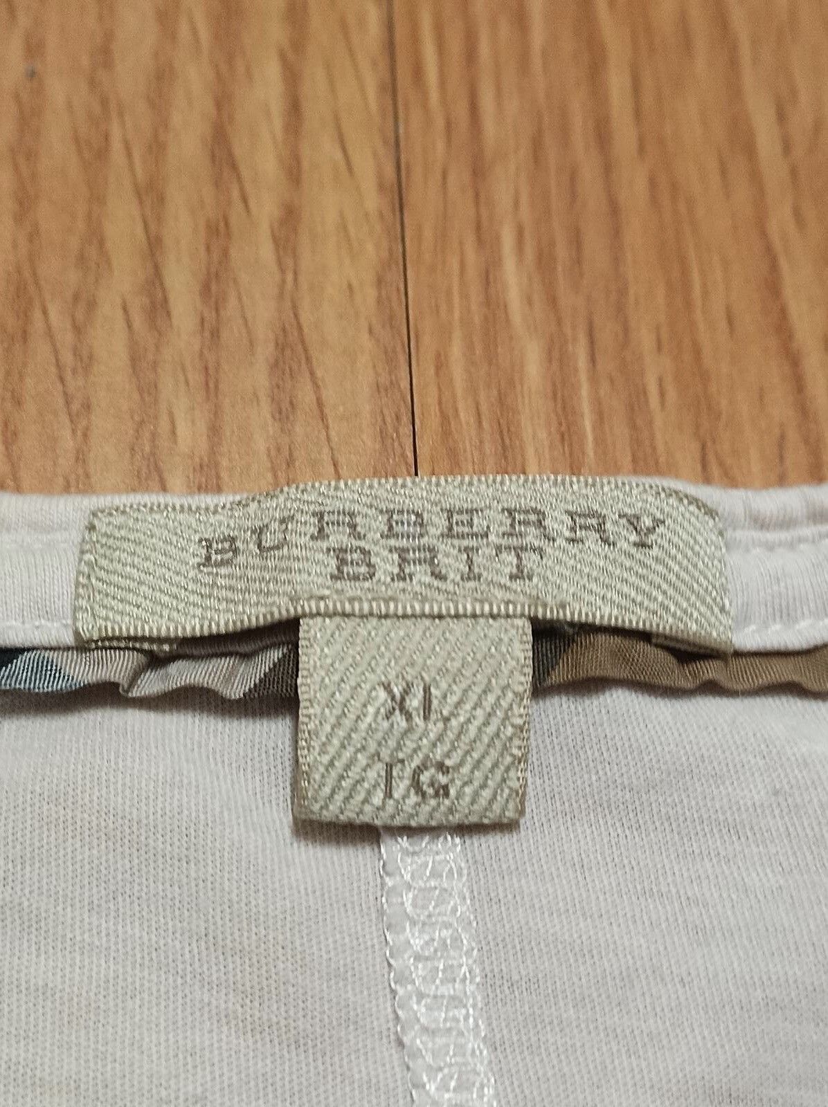 Burberry Burberry London Brit Beige V-neck Cotton T-Shirt Size XL Size XL / US 12-14 / IT 48-50 - 9 Thumbnail