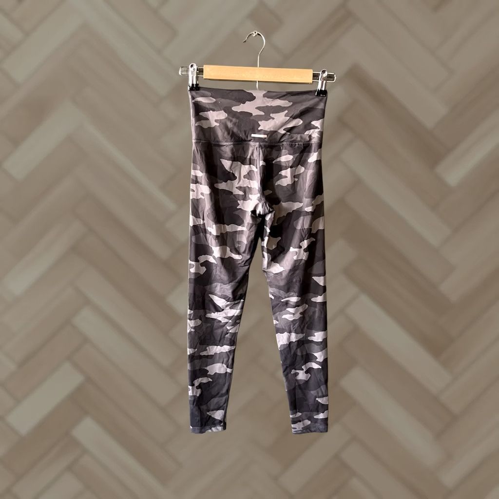 Vintage Aerie Leggings Cropped Activewear Womens Gray Size S Pull On by Aerie Leggings - Cropped, Gray, XS? Size 28" / US 6 / IT 42 - 1 Thumbnail