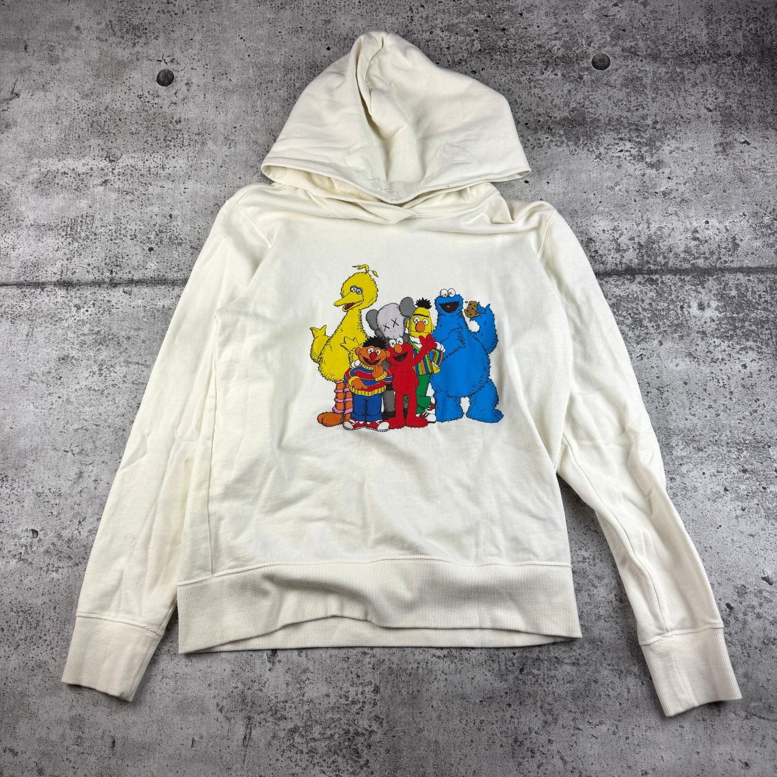 Kaws Kaws X Uniqlo Sesame Street Hoodie Size Medium (20x24) Size US M / EU 48-50 / 2 - 2 Thumbnail