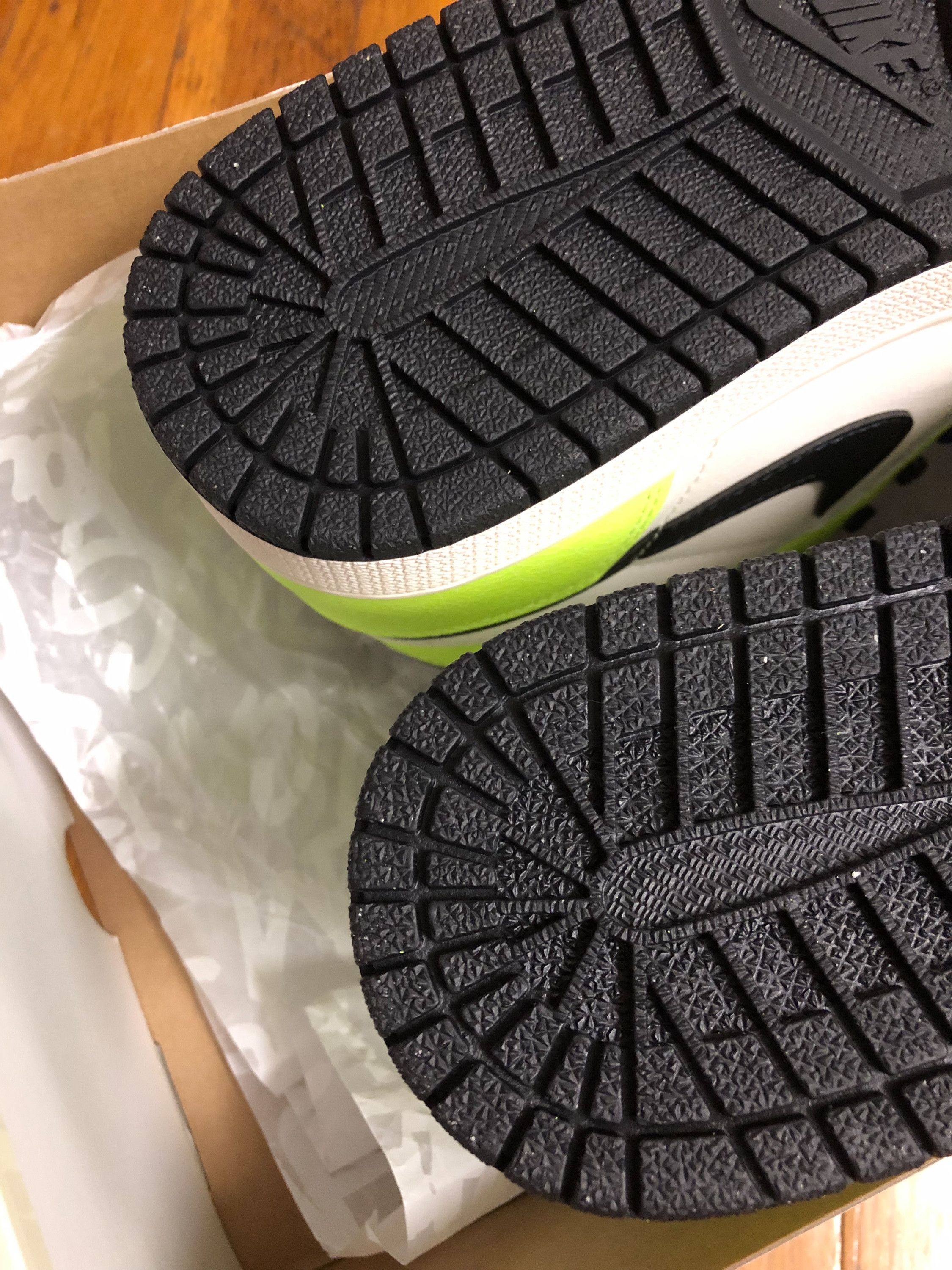 Nike *NEW* Nike Air Jordan 1 High OG Volt Visionaire sz 9 Size US 9 / EU 42 - 7 Thumbnail