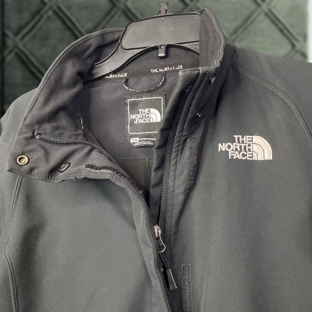 The North Face The North Face Jacket M Black Fleece Lined Softshell Outdoors Hiking Apex Camping Zip Pockets Logo Windbreaker Womens Size M / US 6-8 / IT 42-44 - 1 Thumbnail