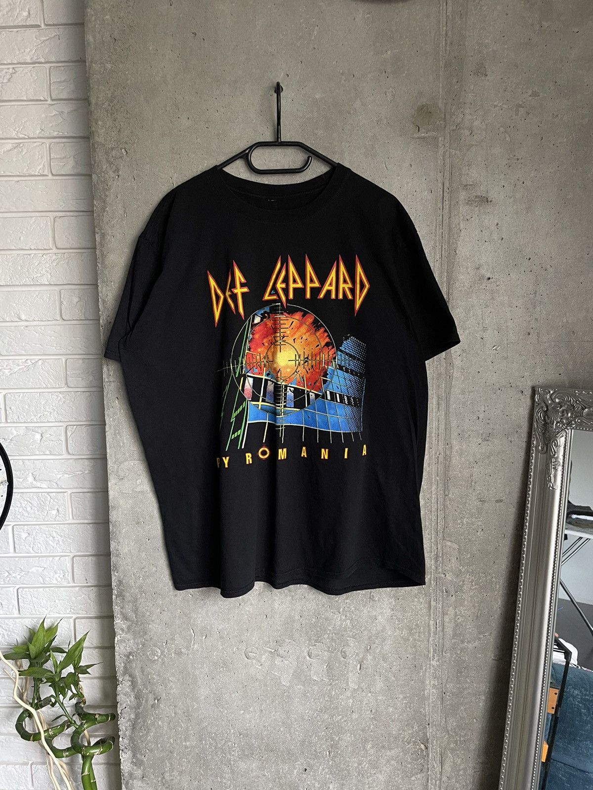 Band Tees × Def Leppard × Vintage Rare Vintage Y2k Adult Def Leppard Pyromania Tee Y2k 90’s Size US XL / EU 56 / 4 - 1 Thumbnail