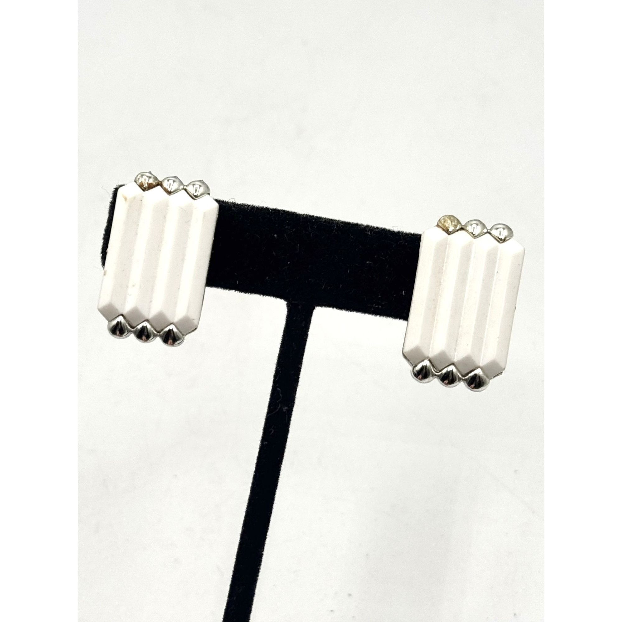 Vintage Coro vintage white thermoset clip on earrings Size ONE SIZE - 2 Thumbnail