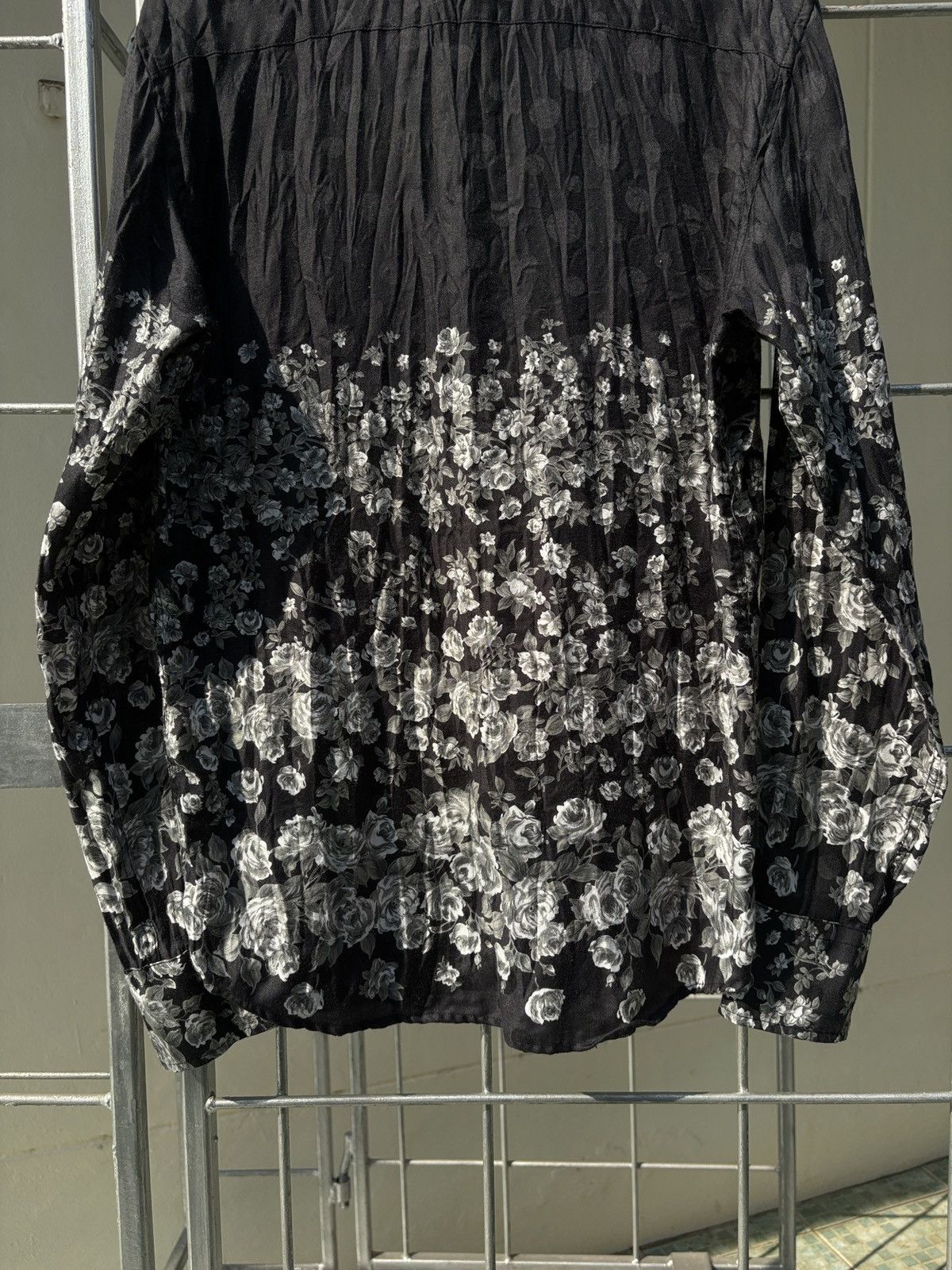 Tornado Mart Tornado Mart flowers printed black shirt Size US L / EU 52-54 / 3 - 11 Thumbnail