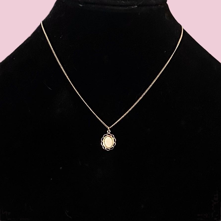Vintage Vintage dainty gold oval mother of pearl pendant necklace Size ONE SIZE - 1 Thumbnail