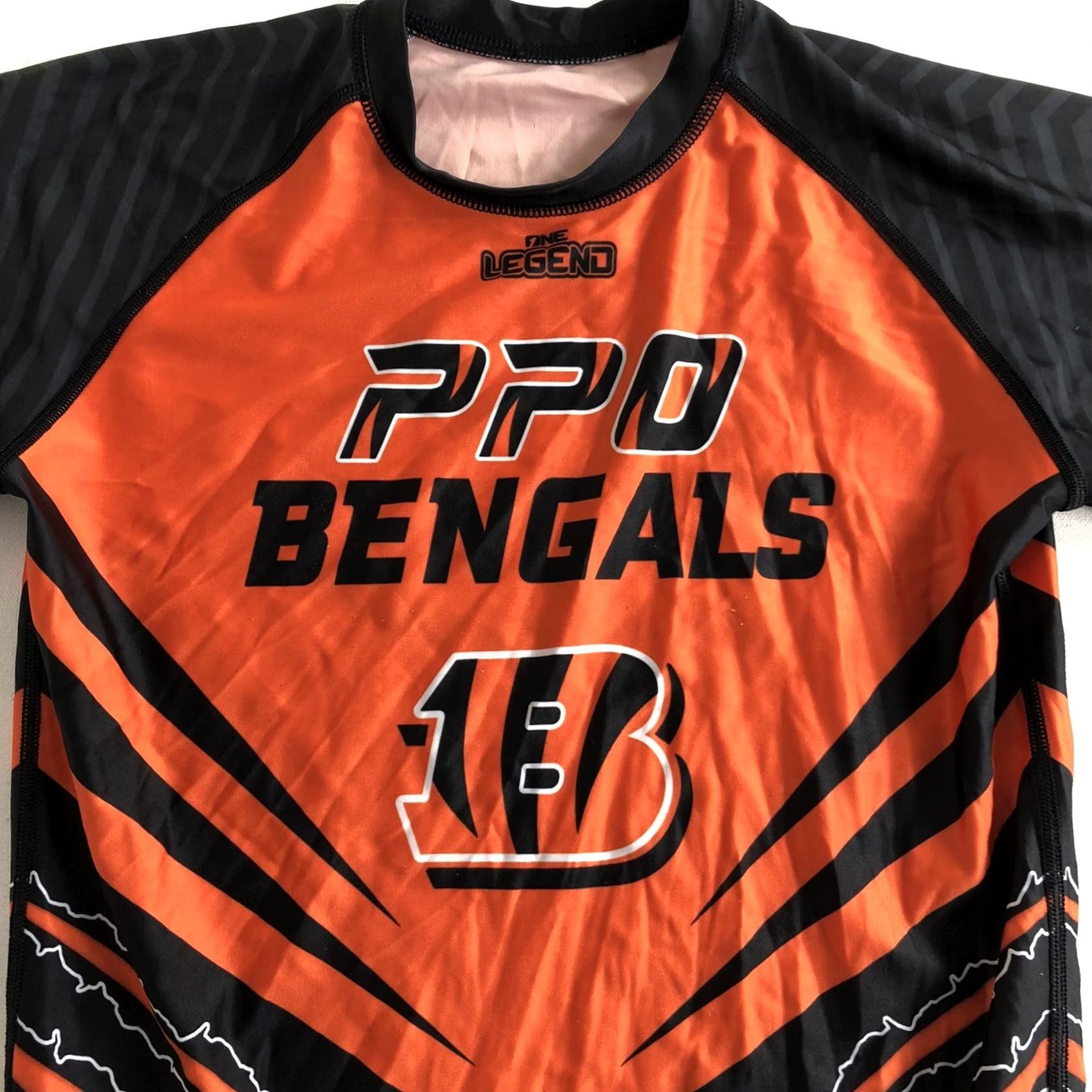 Vintage One Legend MENS Rash Guard Short Sleeve Shirt Sports Black Orange Graphic Rashguard Surfing Swimming S Mens Size US 29 - 3 Thumbnail