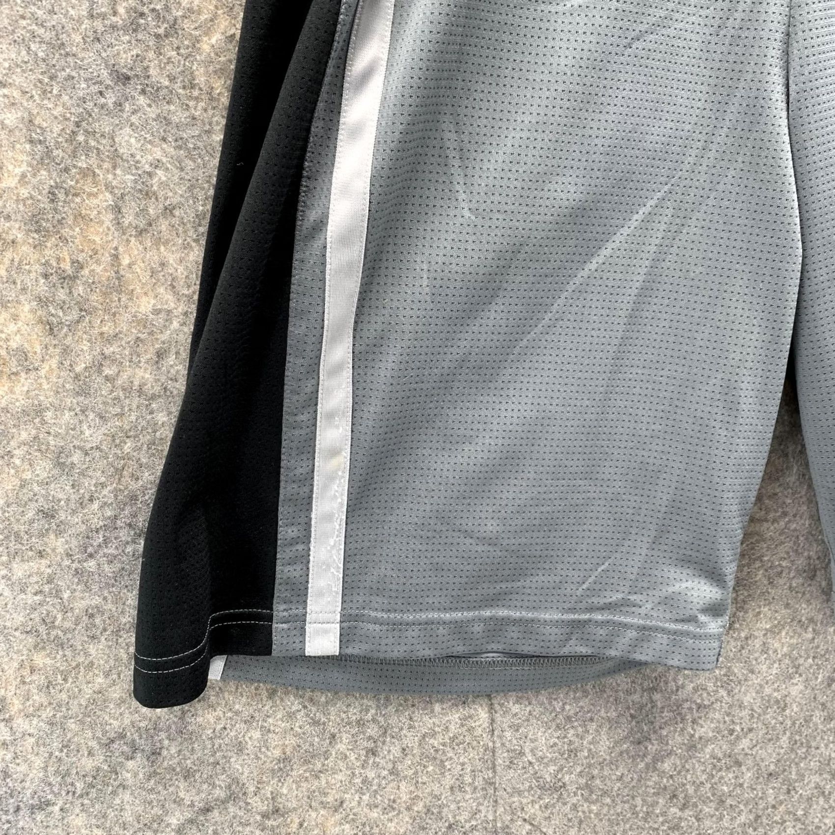 Reebok Reebok Shorts Men Medium Logo Grey Outdoors Athletic Basketball Gym CrossFit Casual Size US 31 - 5 Thumbnail