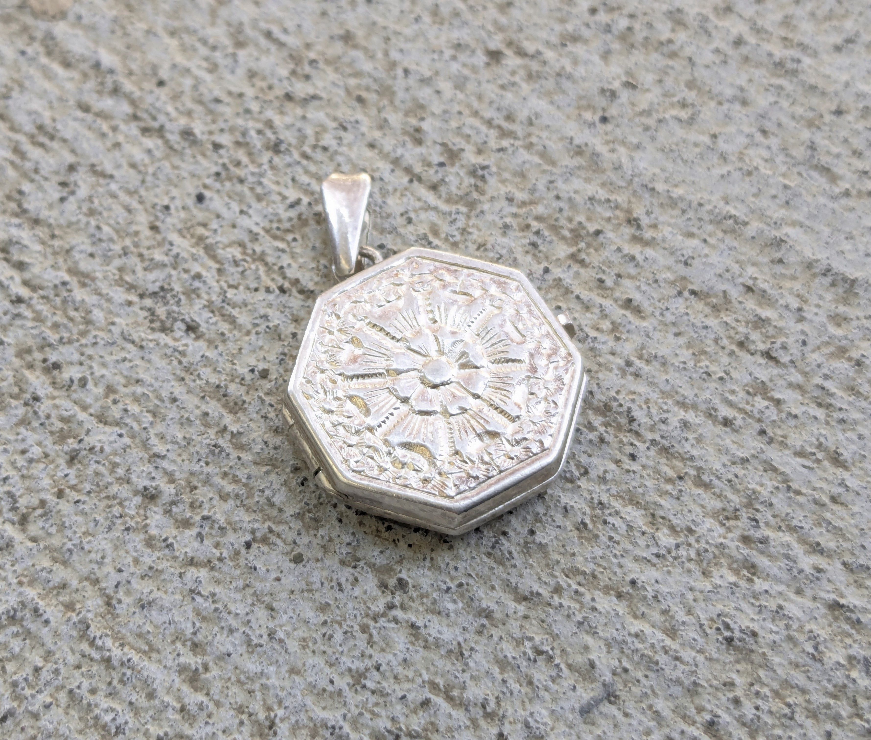 Jewelry Vintage Sterling Silver Pendant Locket Picture Octagon Size ONE SIZE - 1 Thumbnail