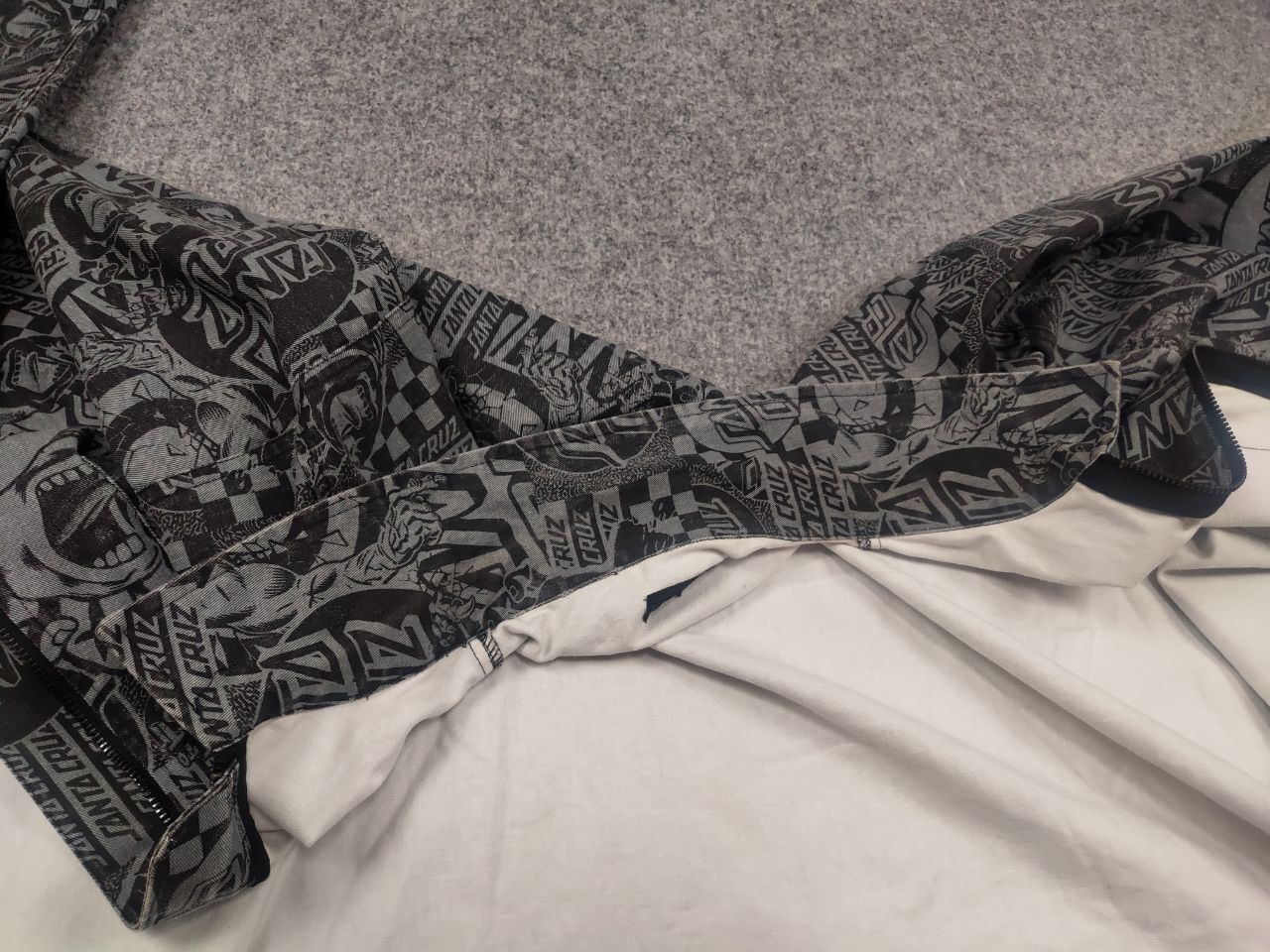 Santa Cruz Skateboards Santa Cruz El Jefe All-Over Pattern Long Sleeve Zip Jacket Size US L / EU 52-54 / 3 - 17 Thumbnail