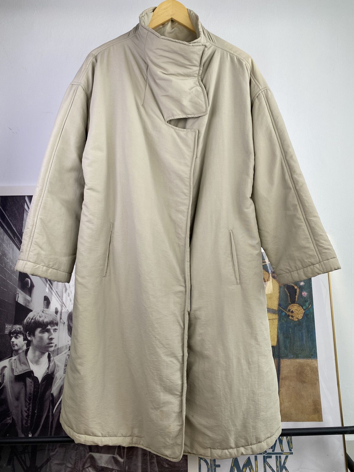 Emporio Armani 1990’s Armani Metallic Closures Quilted Beige Long Coat Size US L / EU 52-54 / 3 - 1 Thumbnail