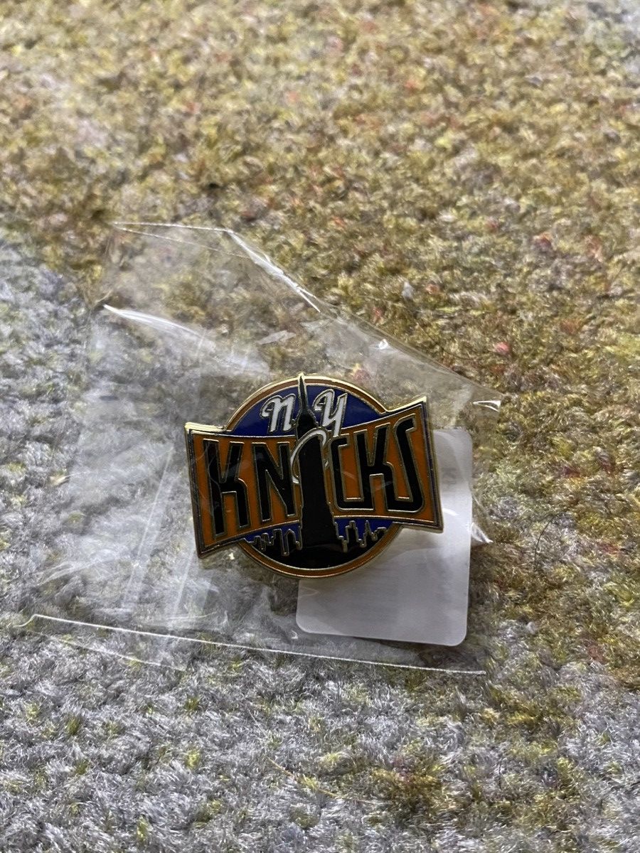 Kith × NBA Kith x New York Knicks Pin Size ONE SIZE - 1 Thumbnail