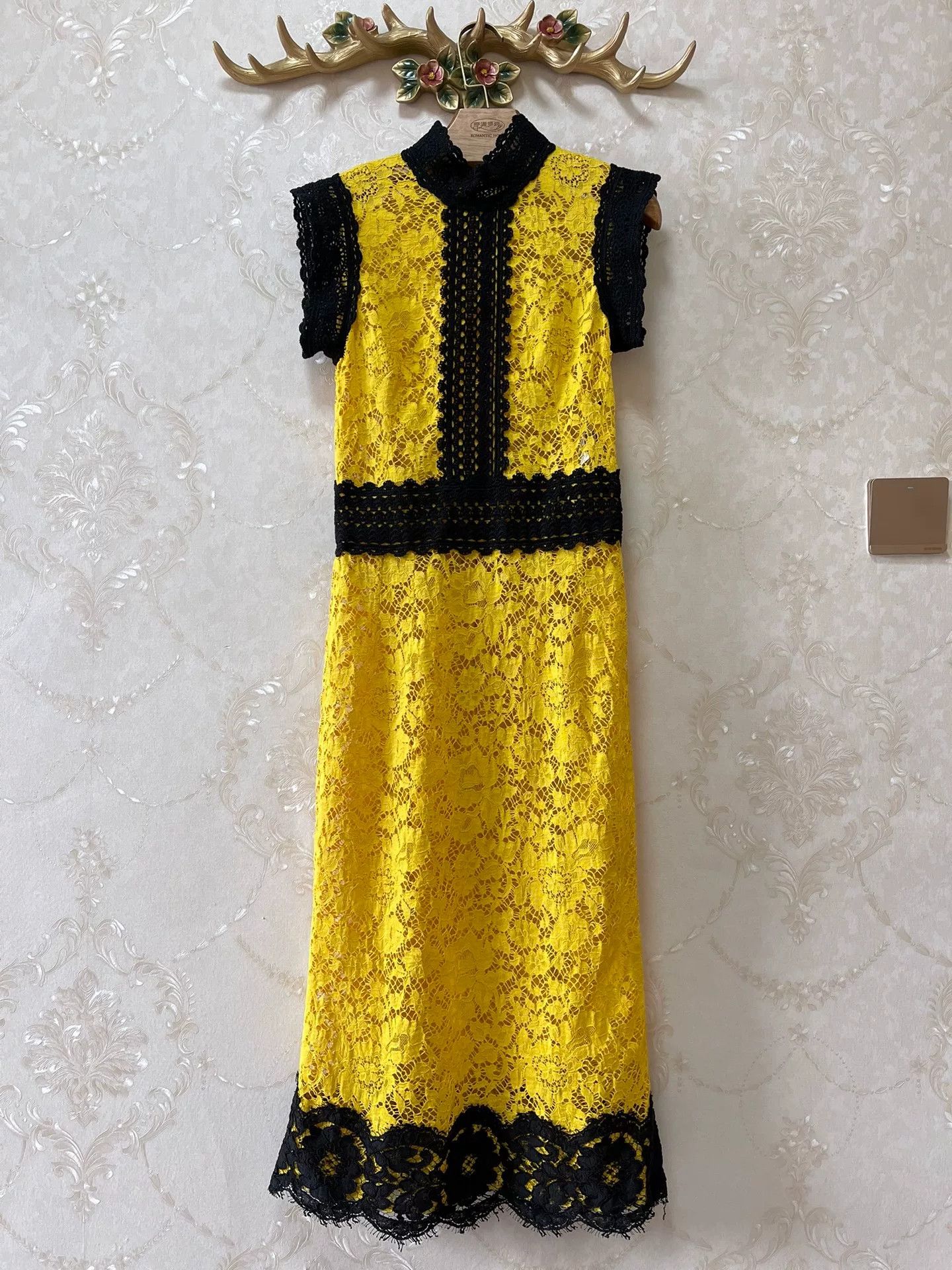Dolce & Gabbana DG Runway Yellow Lace Dress Size M / US 6-8 / IT 42-44 - 1 Thumbnail