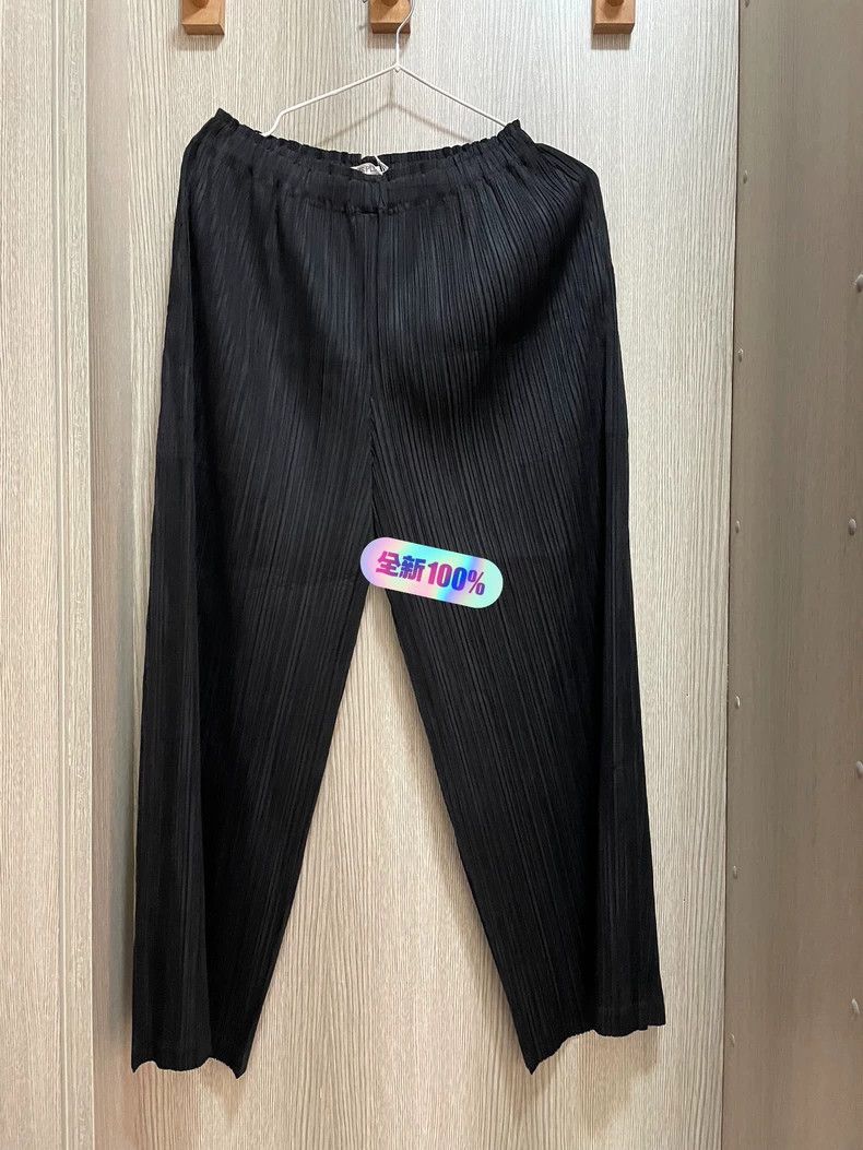 Issey Miyake Issey Miyake size:4 Black pleated trousers Size 22" - 1 Thumbnail