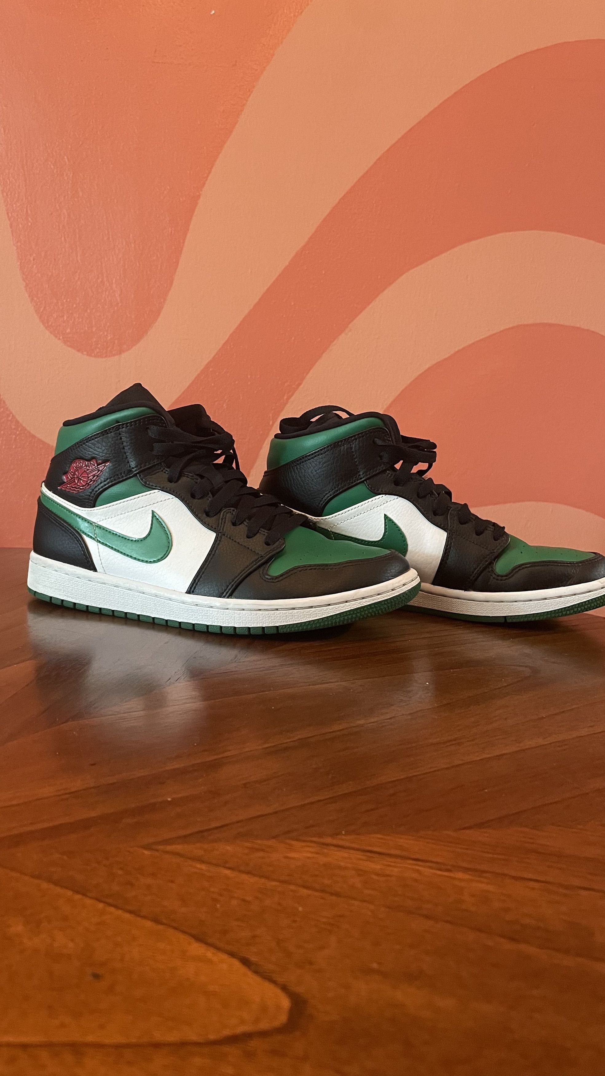 Nike Jordan Jordan Retro Low Black And White Air Jordan Low  display picture 1