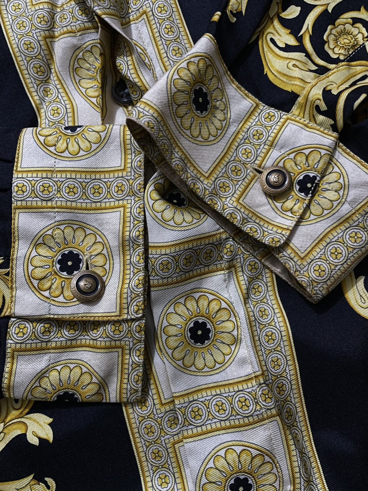 Versace 1994 Versace Classic V2 Baroque Print Silk Button Up Shirts Size US L / EU 52-54 / 3 - 4 Thumbnail