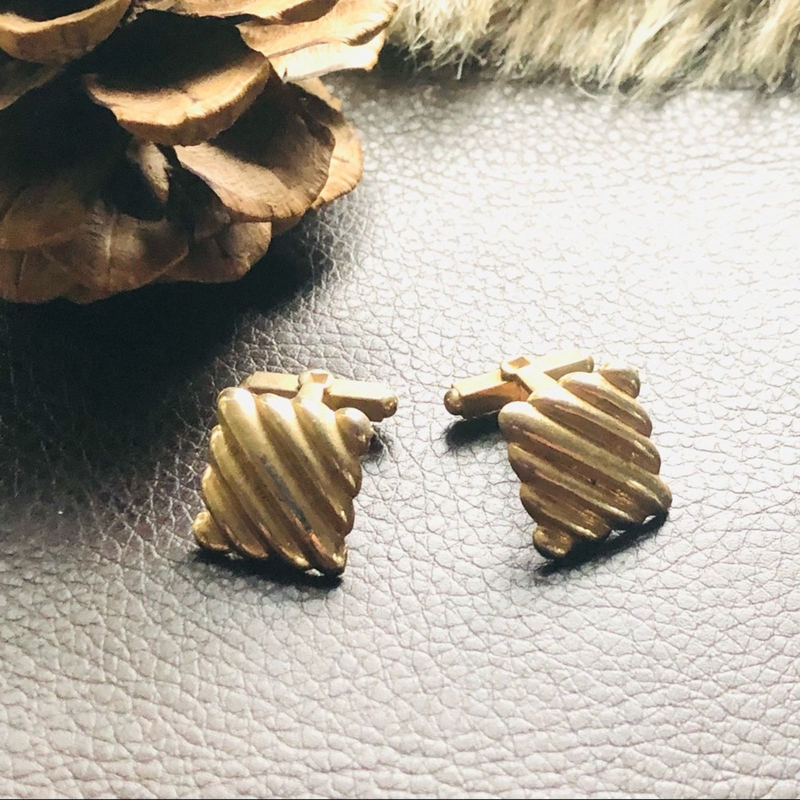 Vintage Vintage men’s gold textured square tilted style cuff links Size ONE SIZE - 1 Thumbnail