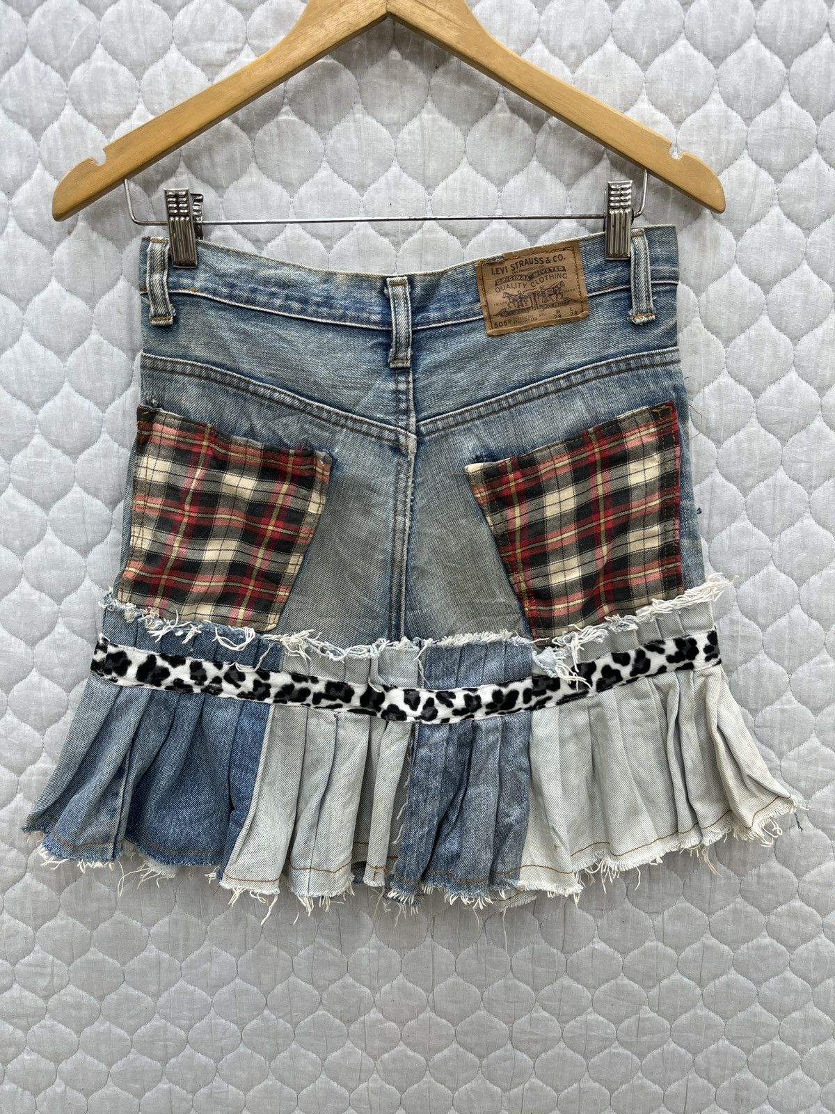 Levi's 🔥🔥🔥STEALS LEVIS CUSTOM SKIRTS Size 29" - 6 Thumbnail