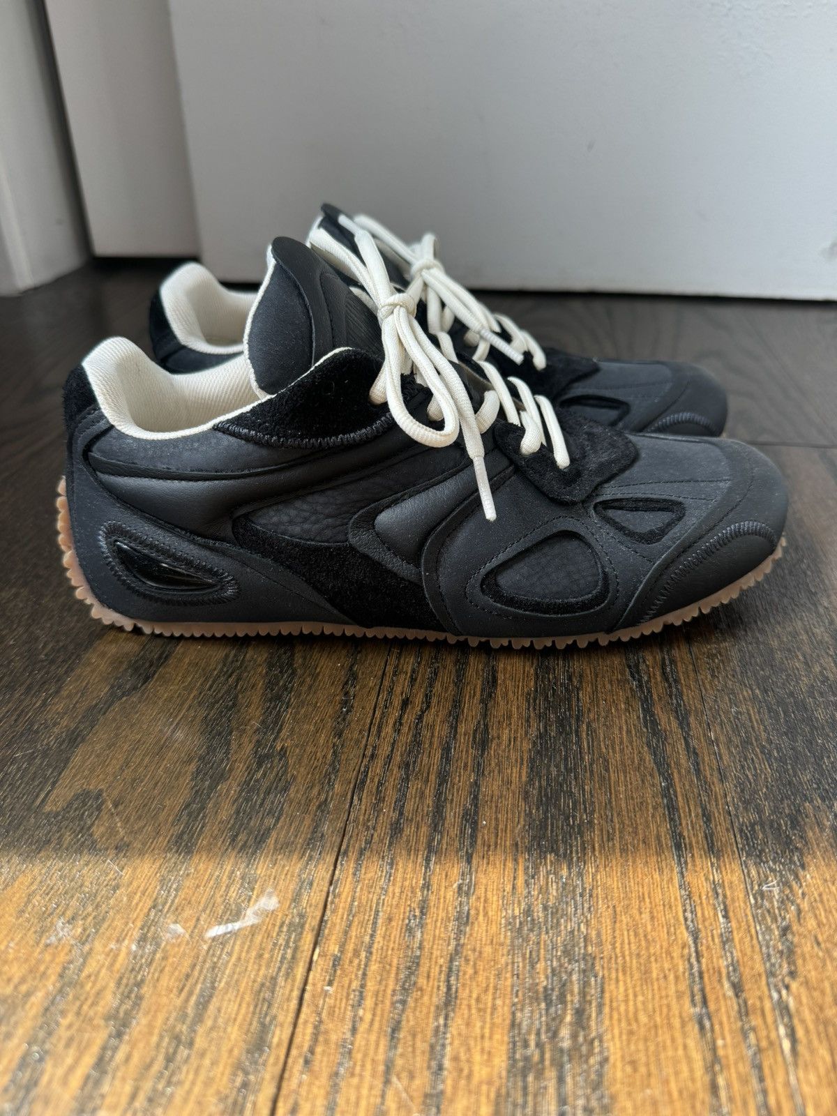 Axel Arigato Axel Arigato Slow Runner in black/gum Size US 7.5 / IT 37.5 - 1 Thumbnail