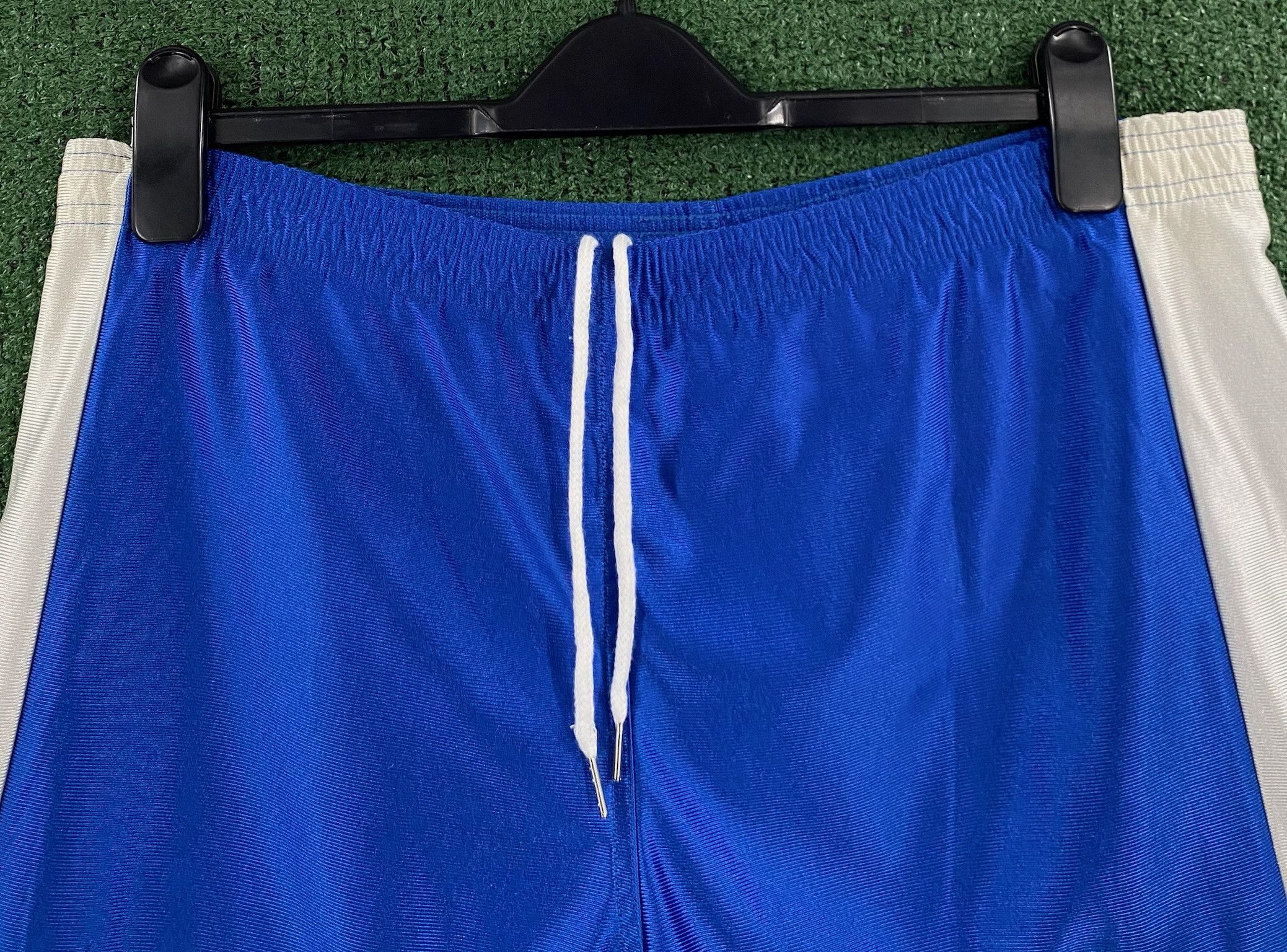 Umbro 90’s Umbro Shiny Blue & White Nylon Shorts Men’s Medium Size US 34 / EU 50 - 2 Thumbnail