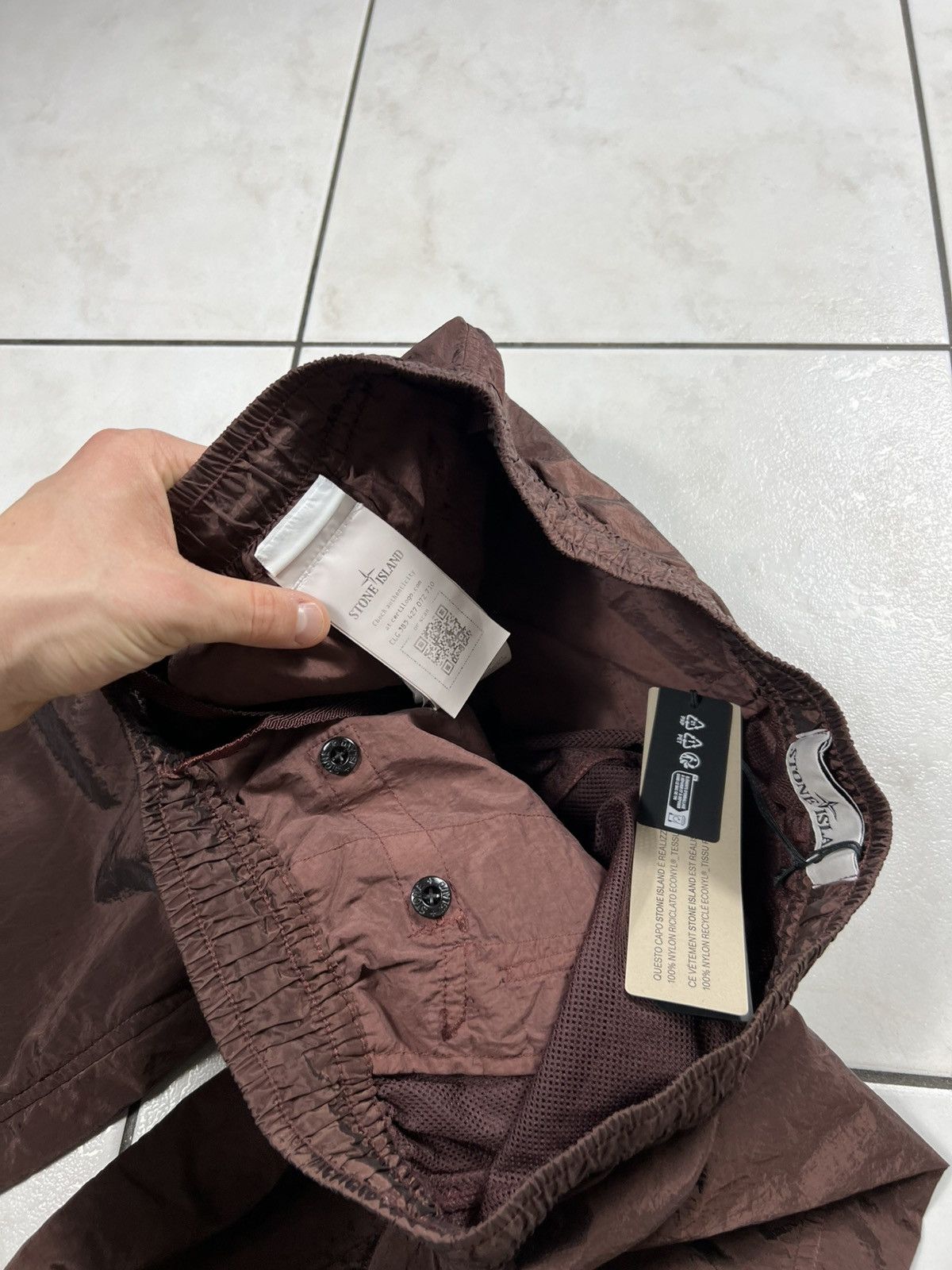 Stone Island Stone Island shiny nylon metal sweatpants burgundy baggy Size US 32 / EU 48 - 21 Thumbnail