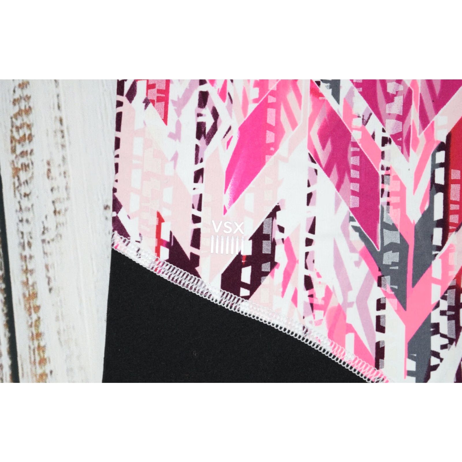 Victoria's Secret EUC VICTORIAS SECRET SPORT VSX KNOCKOUT LEGGINGS PINK GEOMETRIC SIZE SMALL CAPRI Size 28" / US 6 / IT 42 - 6 Thumbnail