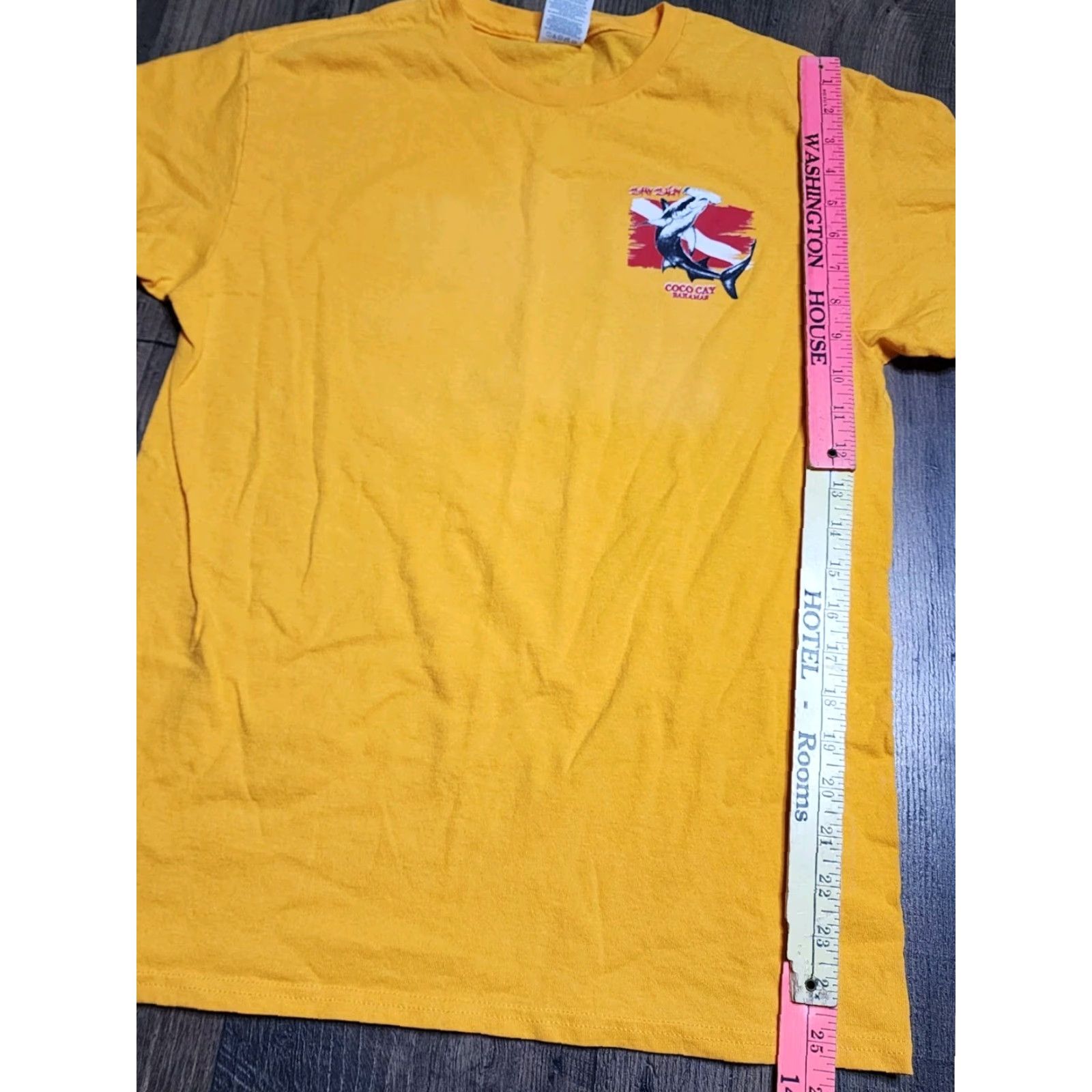 Delta VINTAGE Delta Heavy Cotton T-Shirt Adult Medium Yellow Shark Dive Bahamas Souvenir USA Mens Size US M / EU 48-50 / 2 - 3 Thumbnail