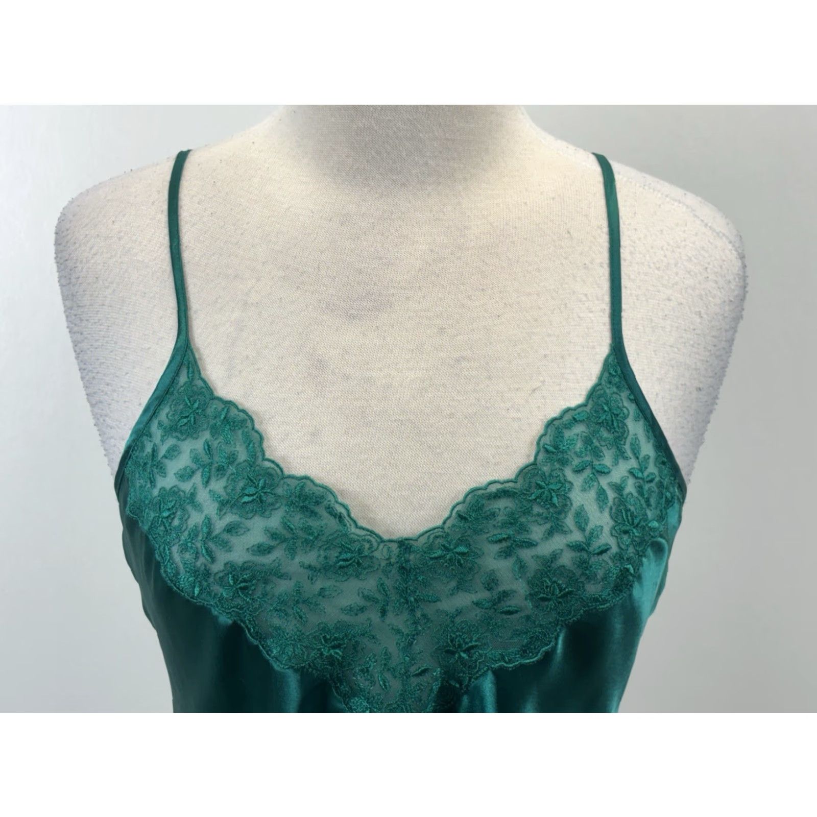 Vintage VINTAGE Cacique Tank Women’s Medium Green Satin Lace V-Neck Sleeveless Pullover TANK TOP Size M / US 6-8 / IT 42-44 - 5 Thumbnail
