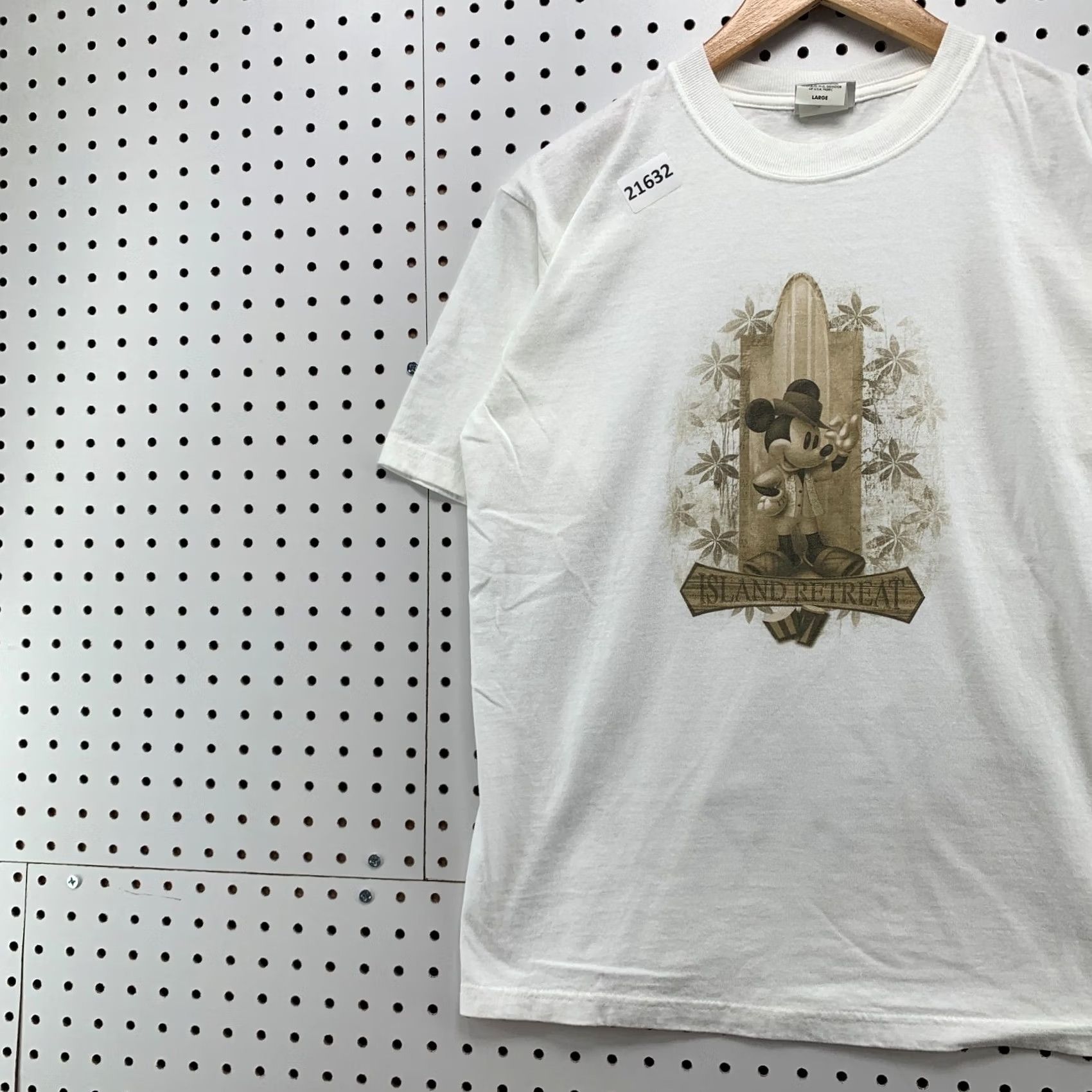 Disney VINTAGE Disney Island Retreat T-Shirt Unisex Adults Large White Mickey Mouse Surfer 19.5x26.5 Size US L / EU 52-54 / 3 - 3 Thumbnail