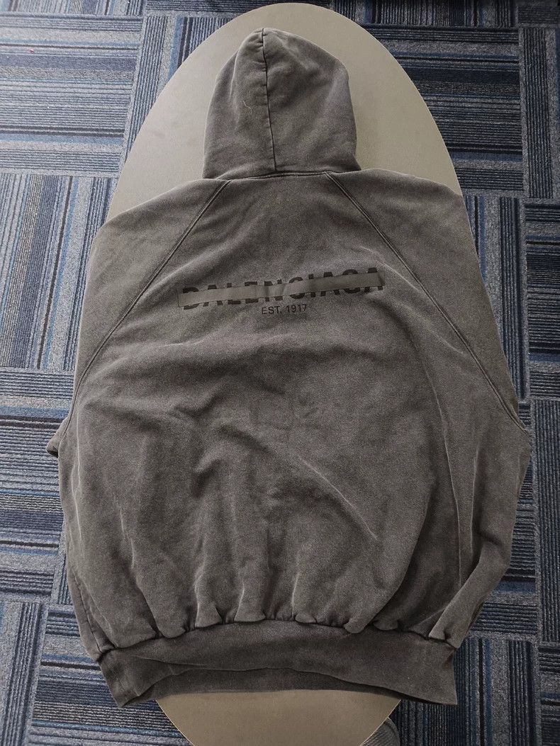 Balenciaga Balenciaga Cover the label to make an old hooded sweater Size US M / EU 48-50 / 2 - 2 Thumbnail