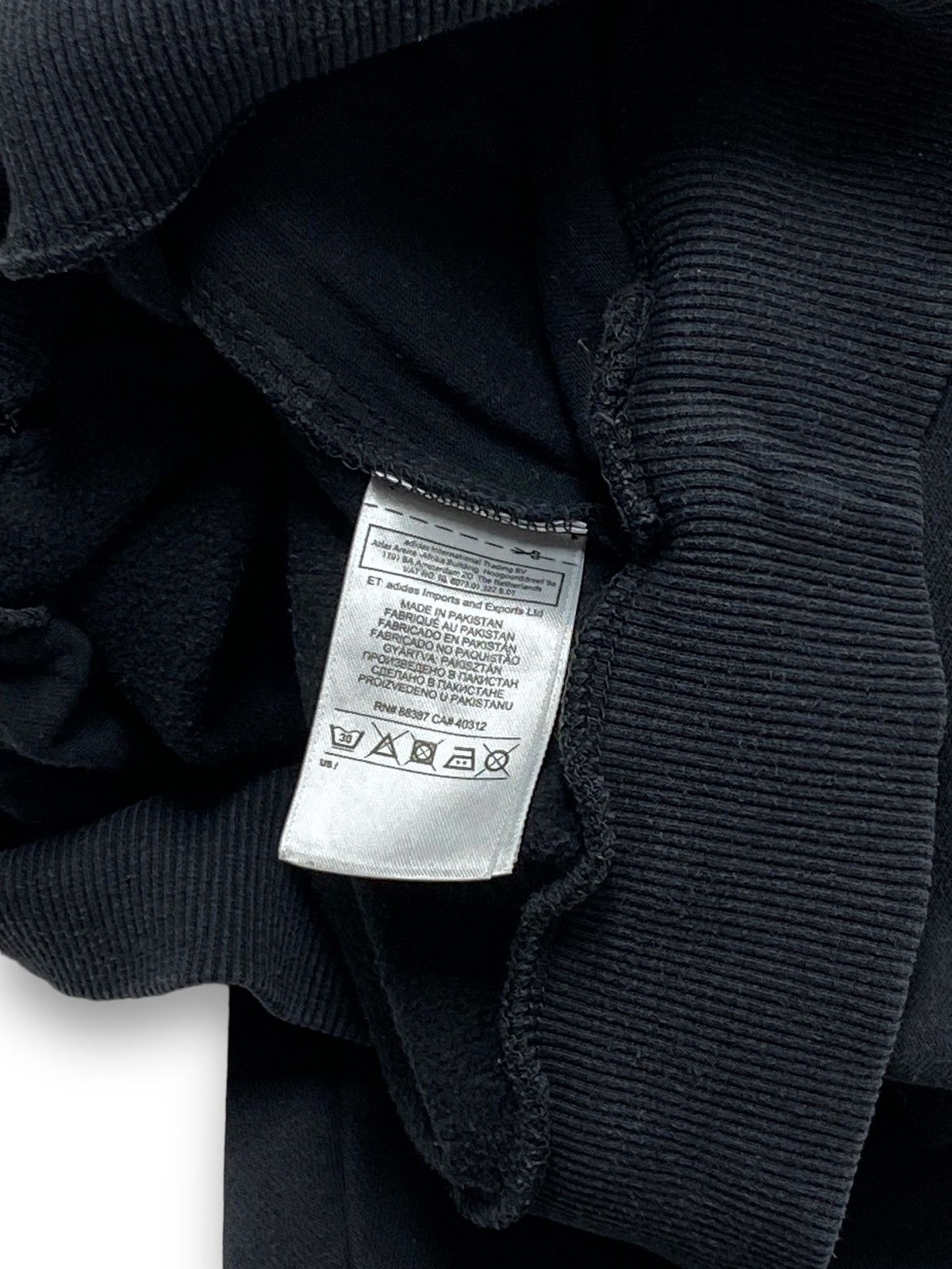 Adidas Vintage ADIDAS ORIGINALS Black Faded Sweatshirt Big Logo Size US M / EU 48-50 / 2 - 5 Thumbnail