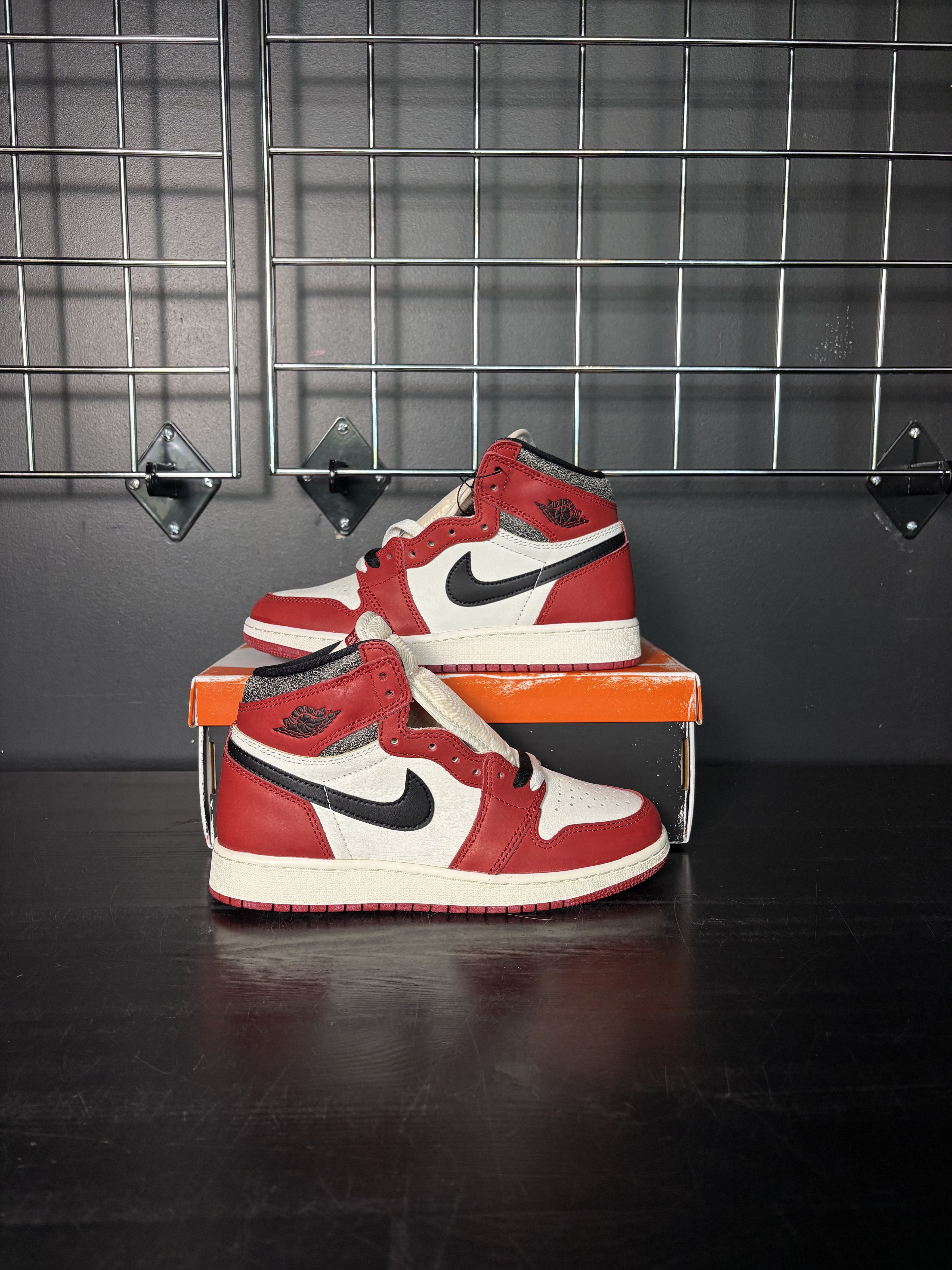 Jordan Brand Air Jordan 1 Retro High OG Chicago "Lost and Found" (GS) Size US 5.5 / EU 38 - 1 Thumbnail