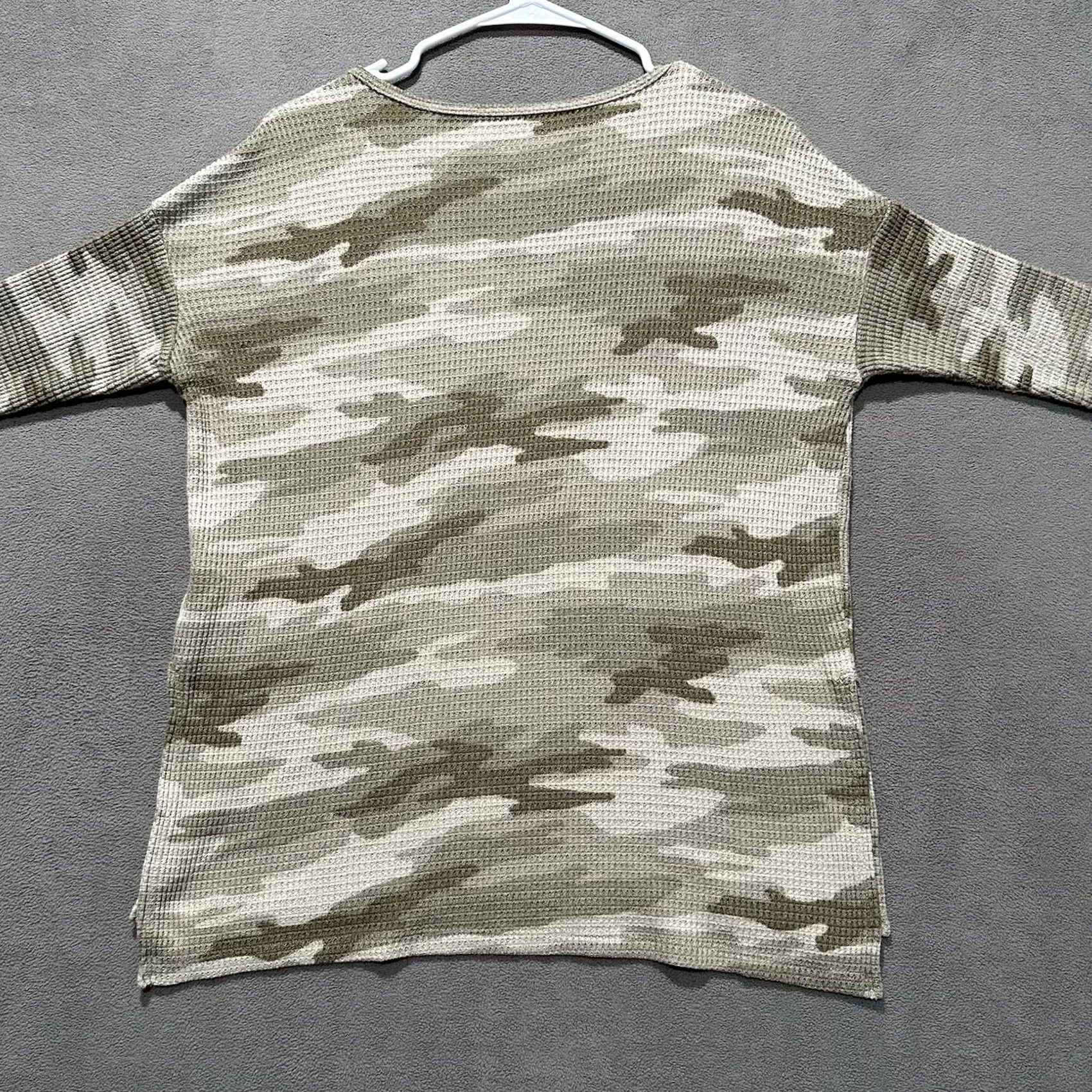 American Eagle Outfitters American Eagle Womens Sweater XS Green Camo V Neck Knit Pullover Long Sleeve Size XS / US 0-2 / IT 36-38 - 2 Thumbnail