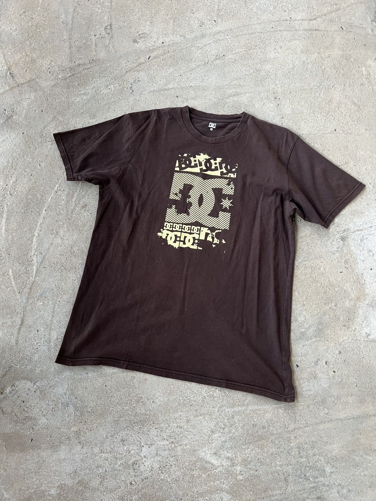 Vintage Vintage DC Shoes Tee Size US XL / EU 56 / 4 - 1 Thumbnail