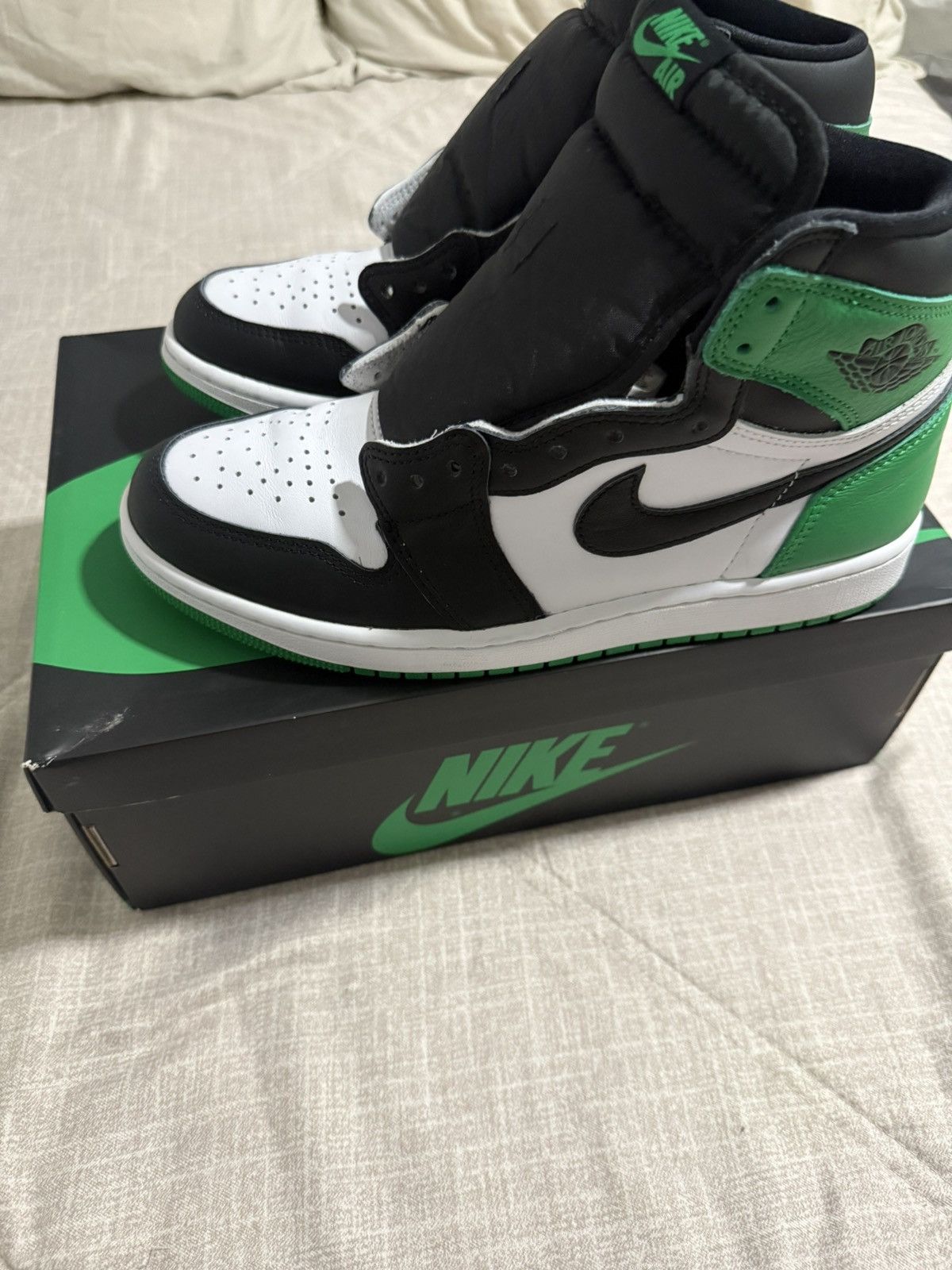 Nike Jordan 1 High Lucky Green Size US 9 / EU 42 - 2 Thumbnail