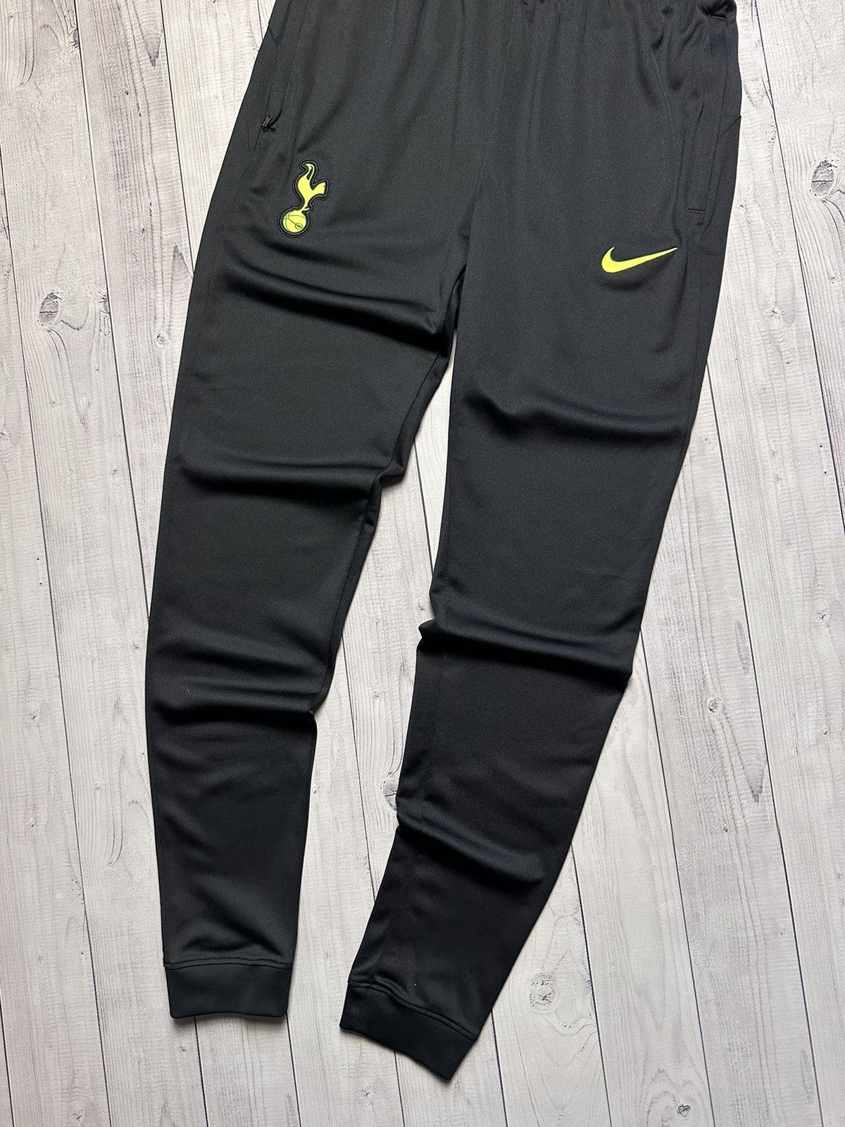 Nike Nike Tottenham Spurs soccer joggers size M logo pants Size US 32 / EU 48 - 2 Thumbnail