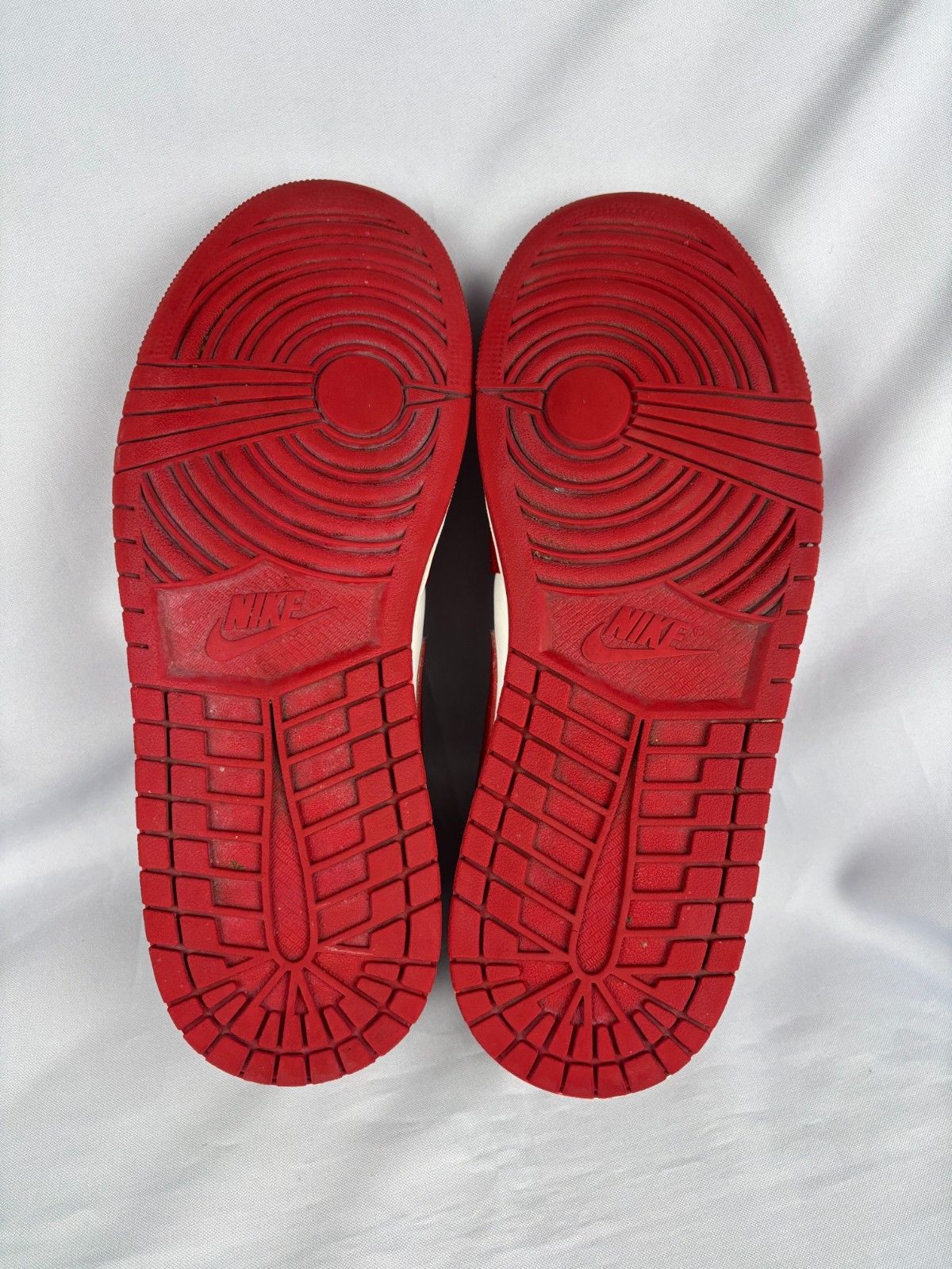 Jordan Brand Nike Air Jordan 1 Low Bulls Reverse Sneakers US 10 EU 44 Size US 10 / EU 43 - 15 Thumbnail